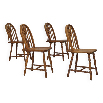 Années 1960, suite de 4 chaises de salle à manger scandinaves en bois de chêne massif, bon état d'origine.