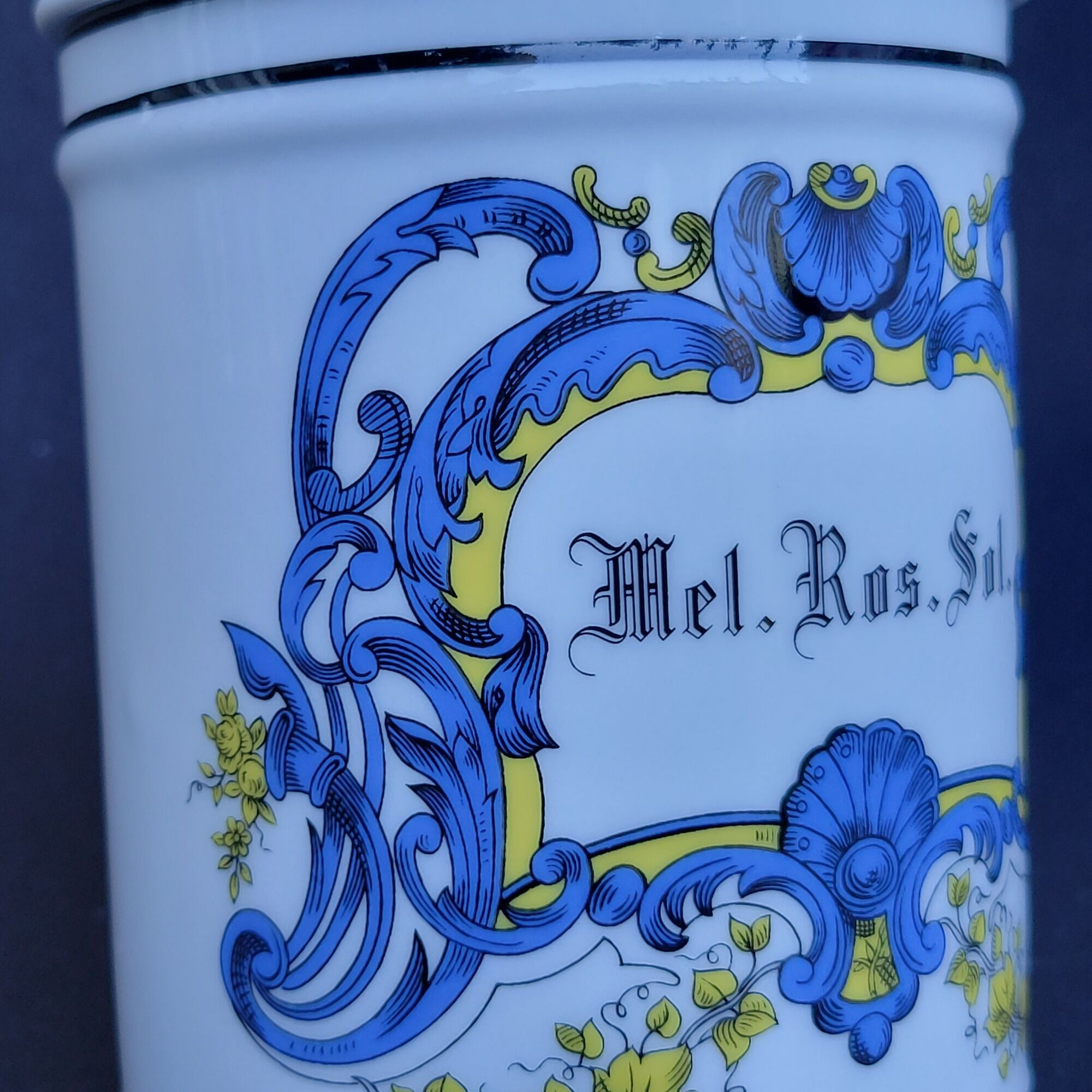 Apothecary pharmacy pot in Mel porcelain. Ros. Ground.