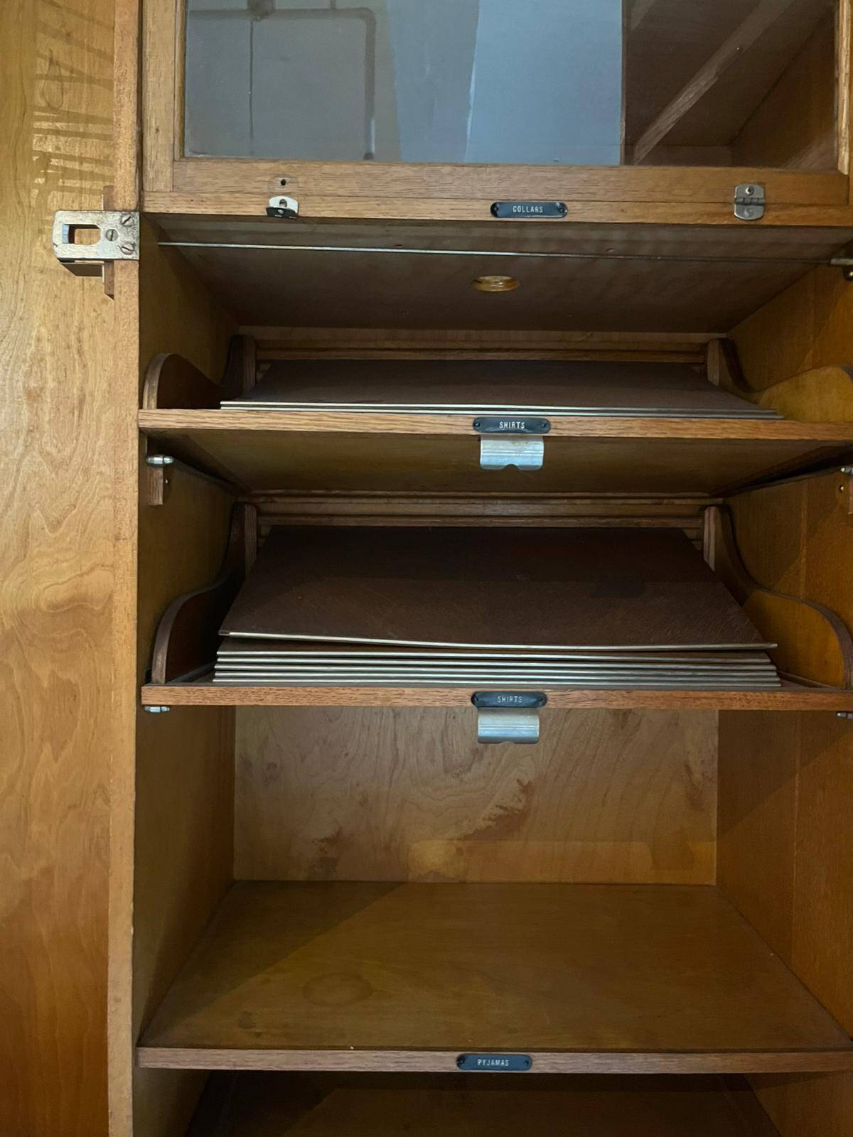 Armoire cabine anglaise en acajou de marque Compactom pour homme