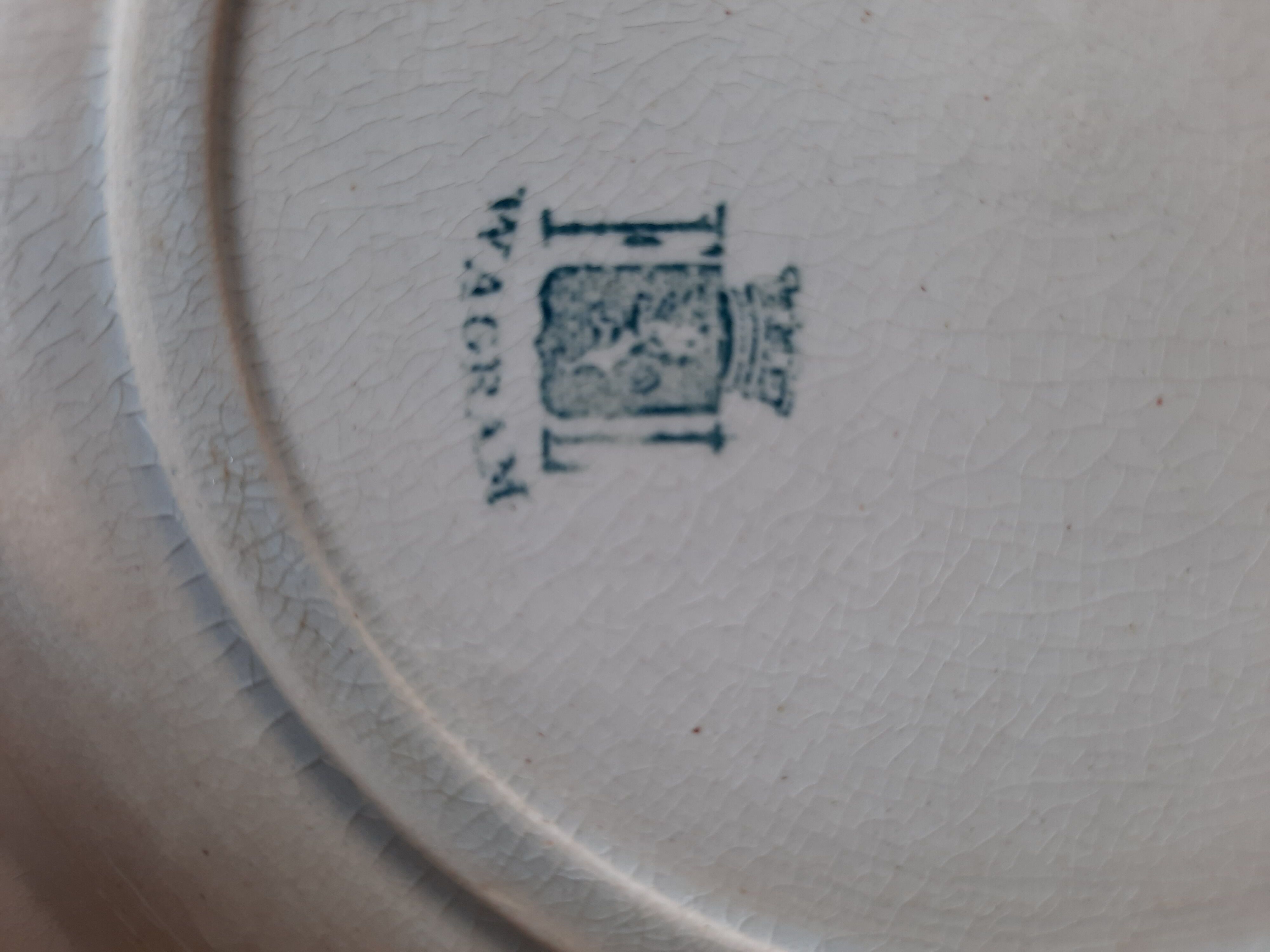 6 hollow plates accompanied by their iron earth soup
