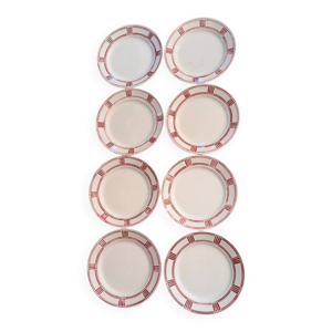 Huit assiettes plates