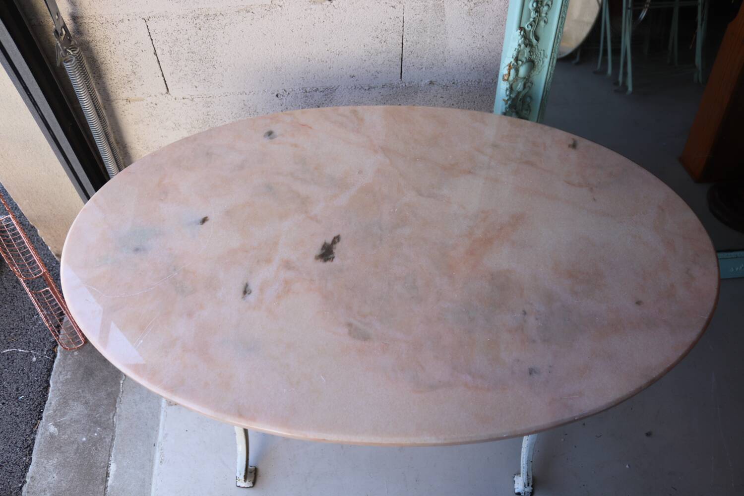 Antique garden table in cast iron and pink marble.
