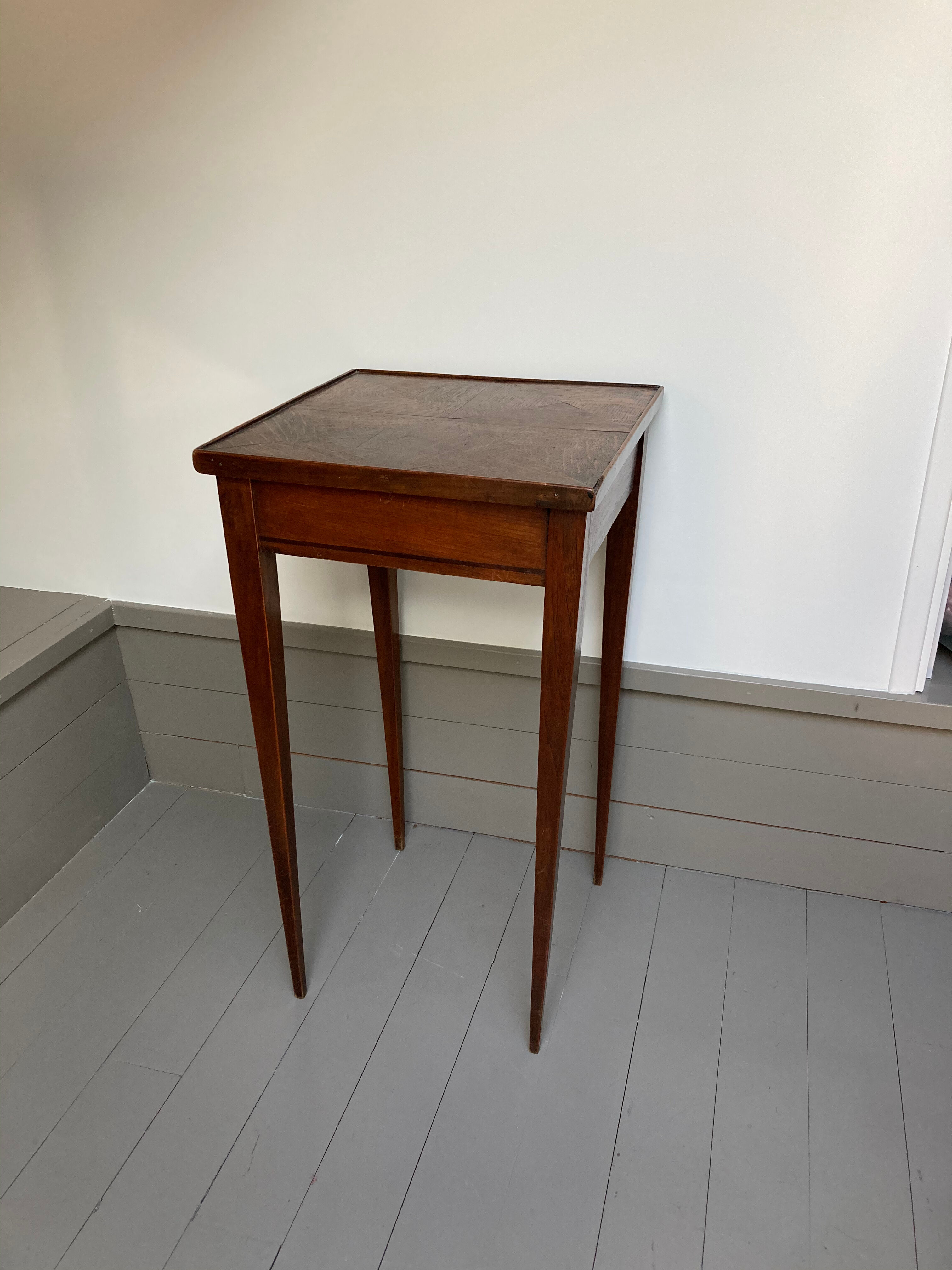 Table serves a pedestal