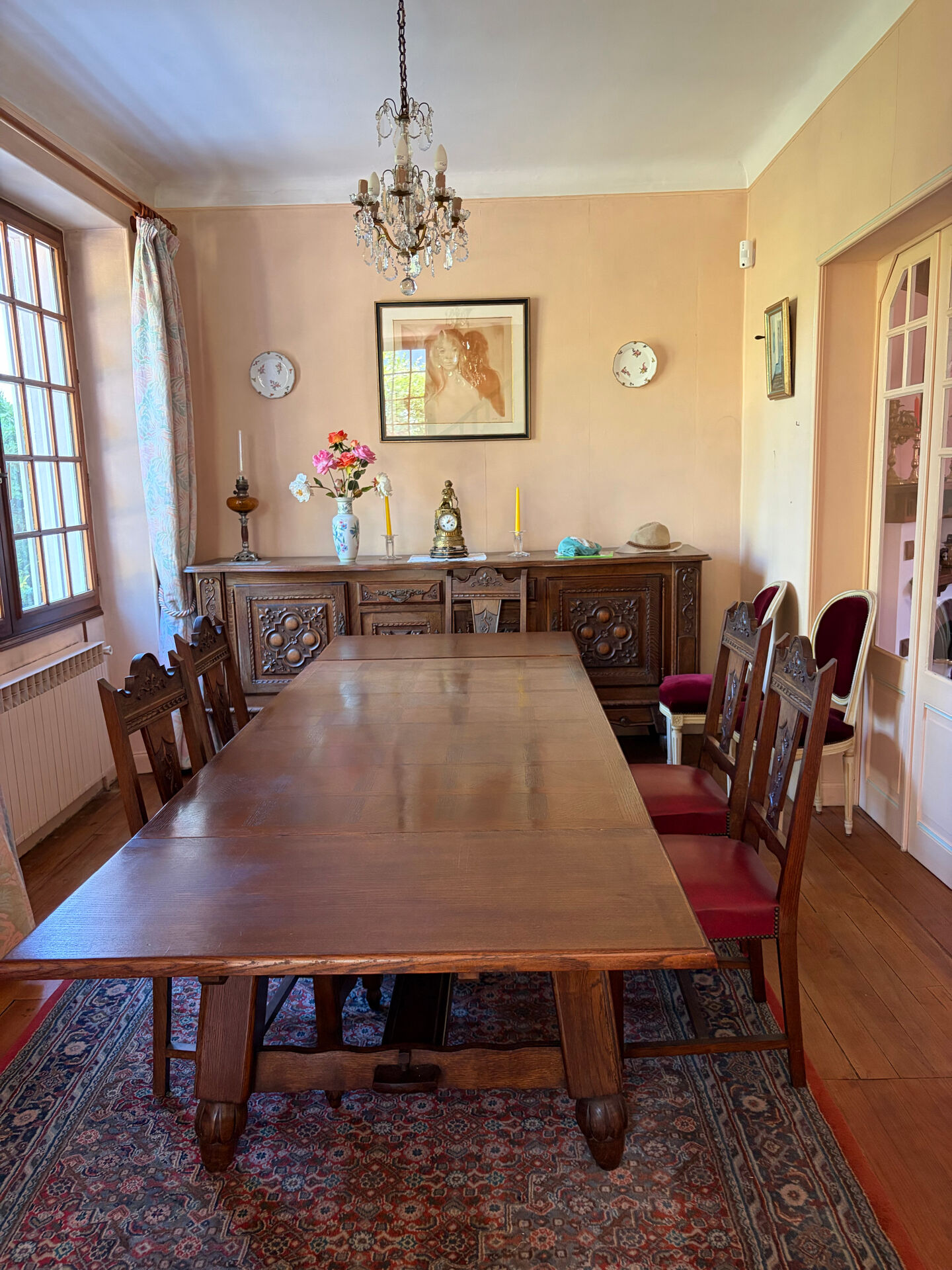 Table en chêne massif avec 2 rallonges intégrées et 7 chaises