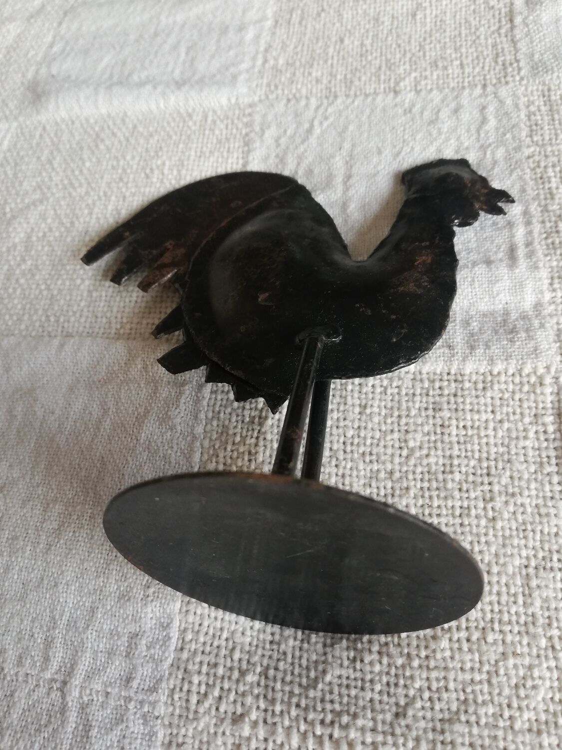Brass hen or rooster on round support decoration