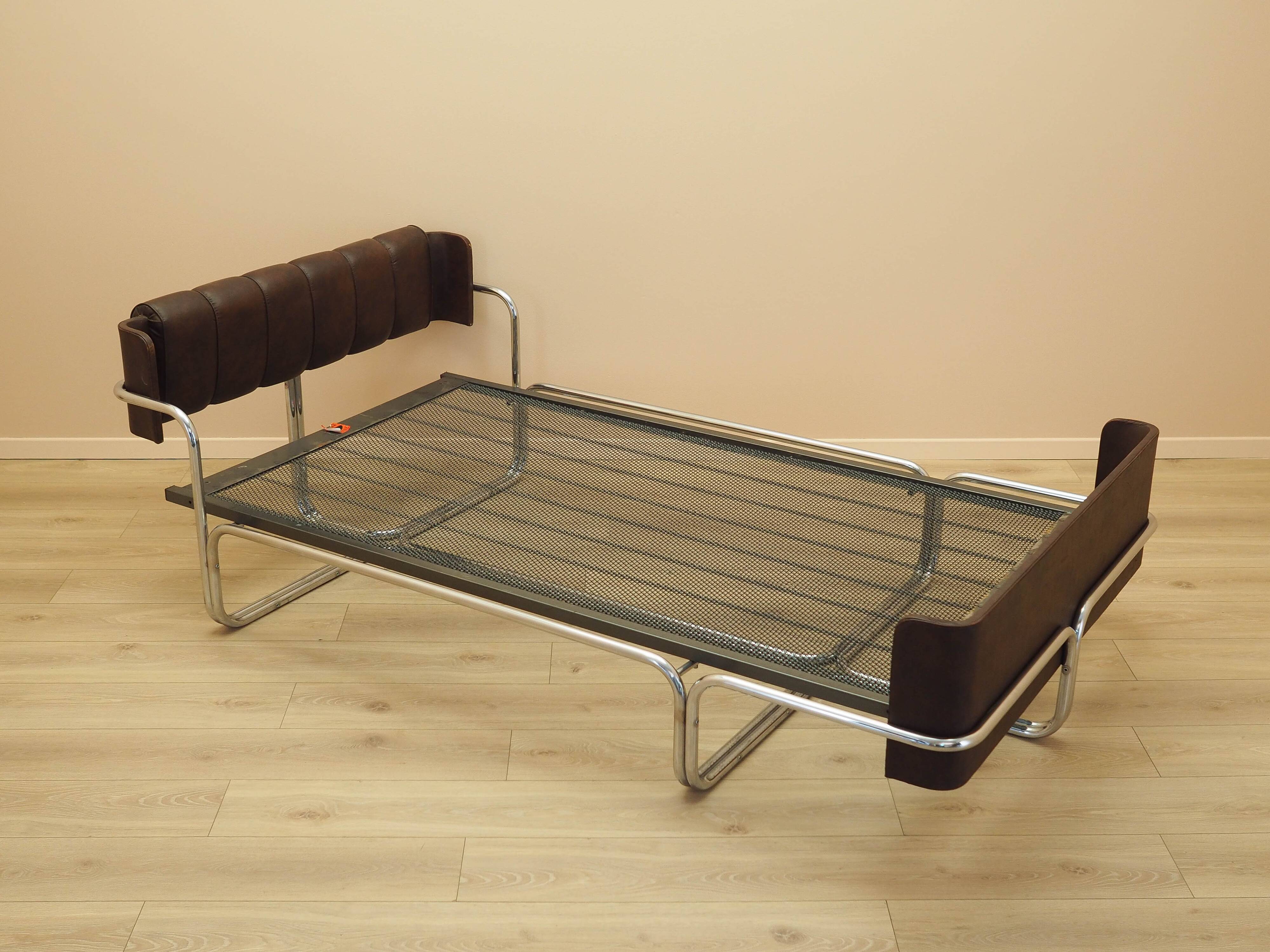 Bedroom bed, Italian design, 1980s, production: Italy