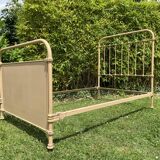 Old iron bed 1910