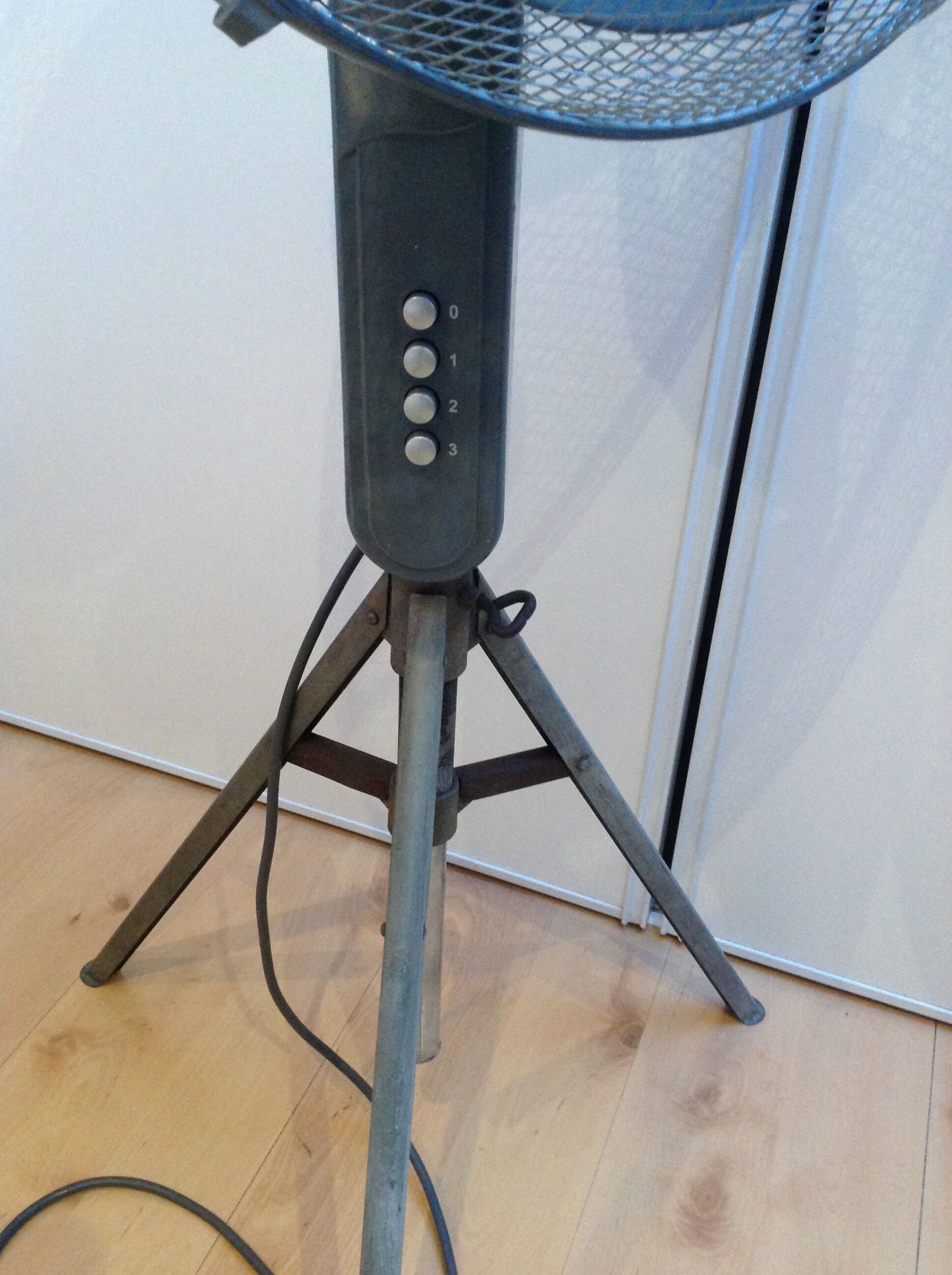 Anthracite grey fan on foot tripods 70/80