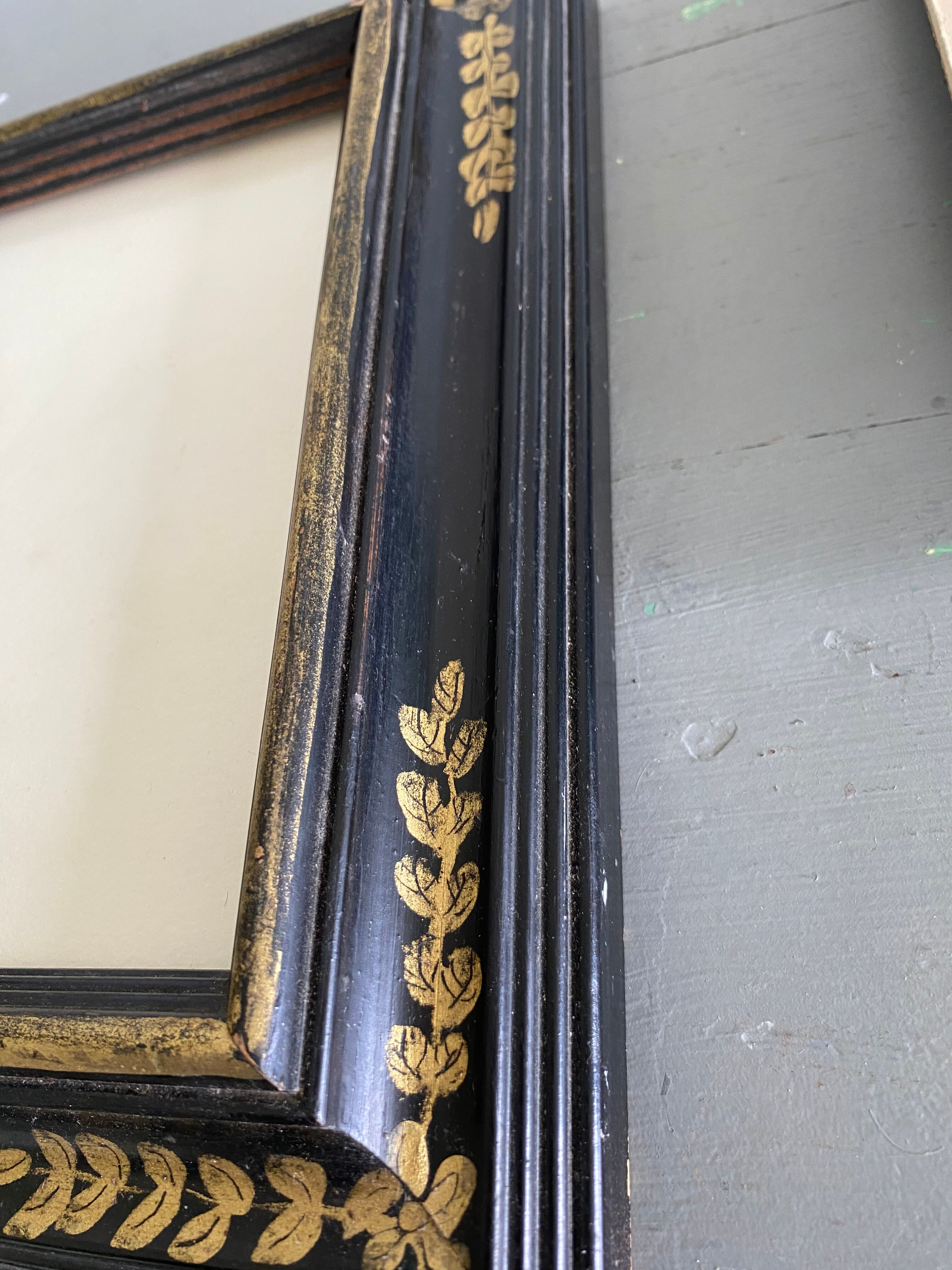 Painted wood glazed frame, to pose