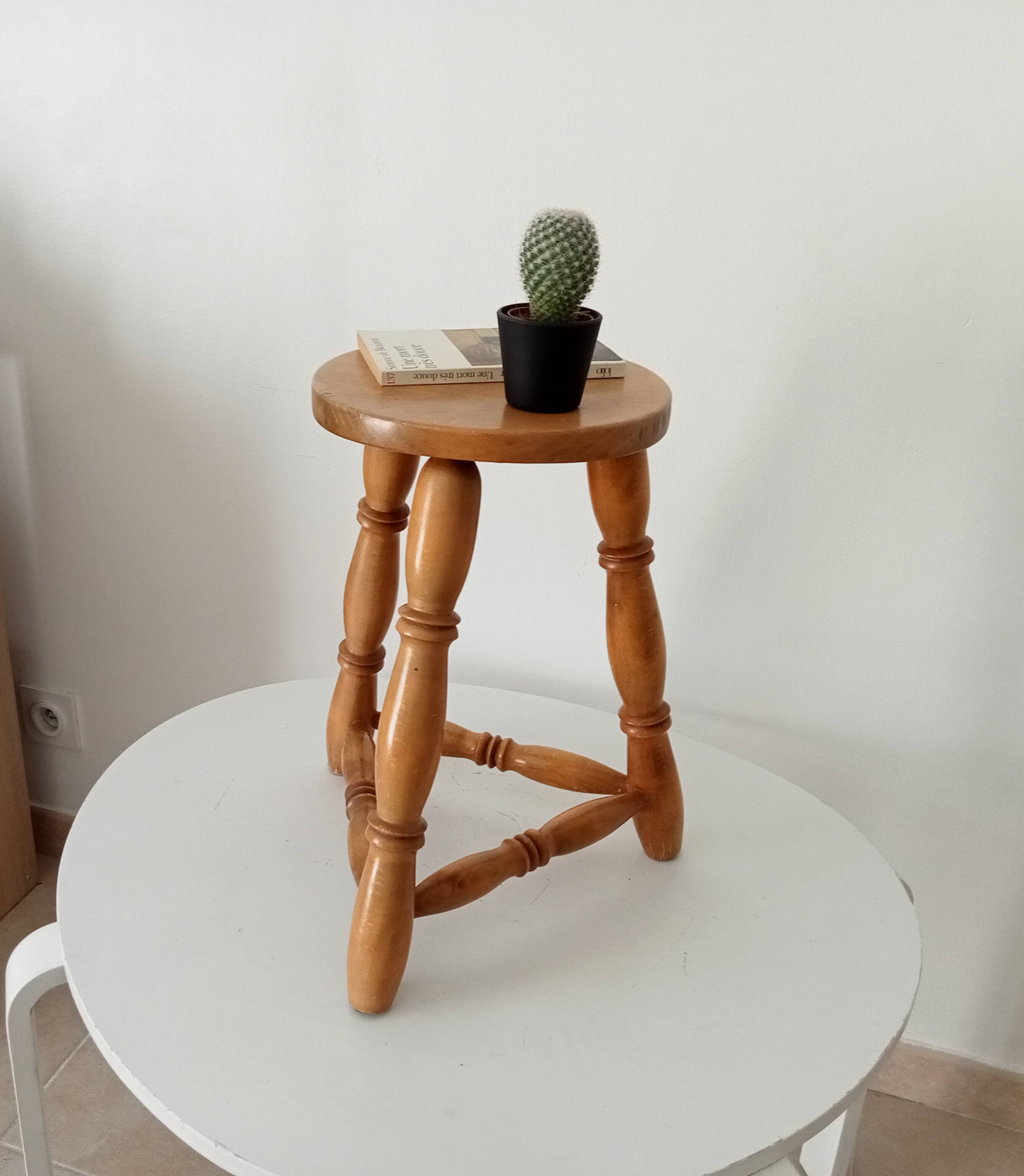 Vintage tripod stool in beech wood.