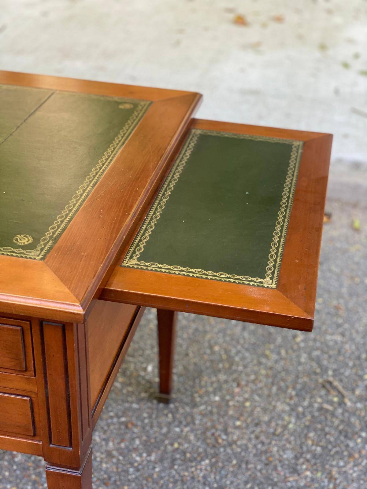 Bureau en bois massif et cuir vert extensible Louis XVI début 20ème
