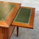 Bureau en bois massif et cuir vert extensible Louis XVI début 20ème