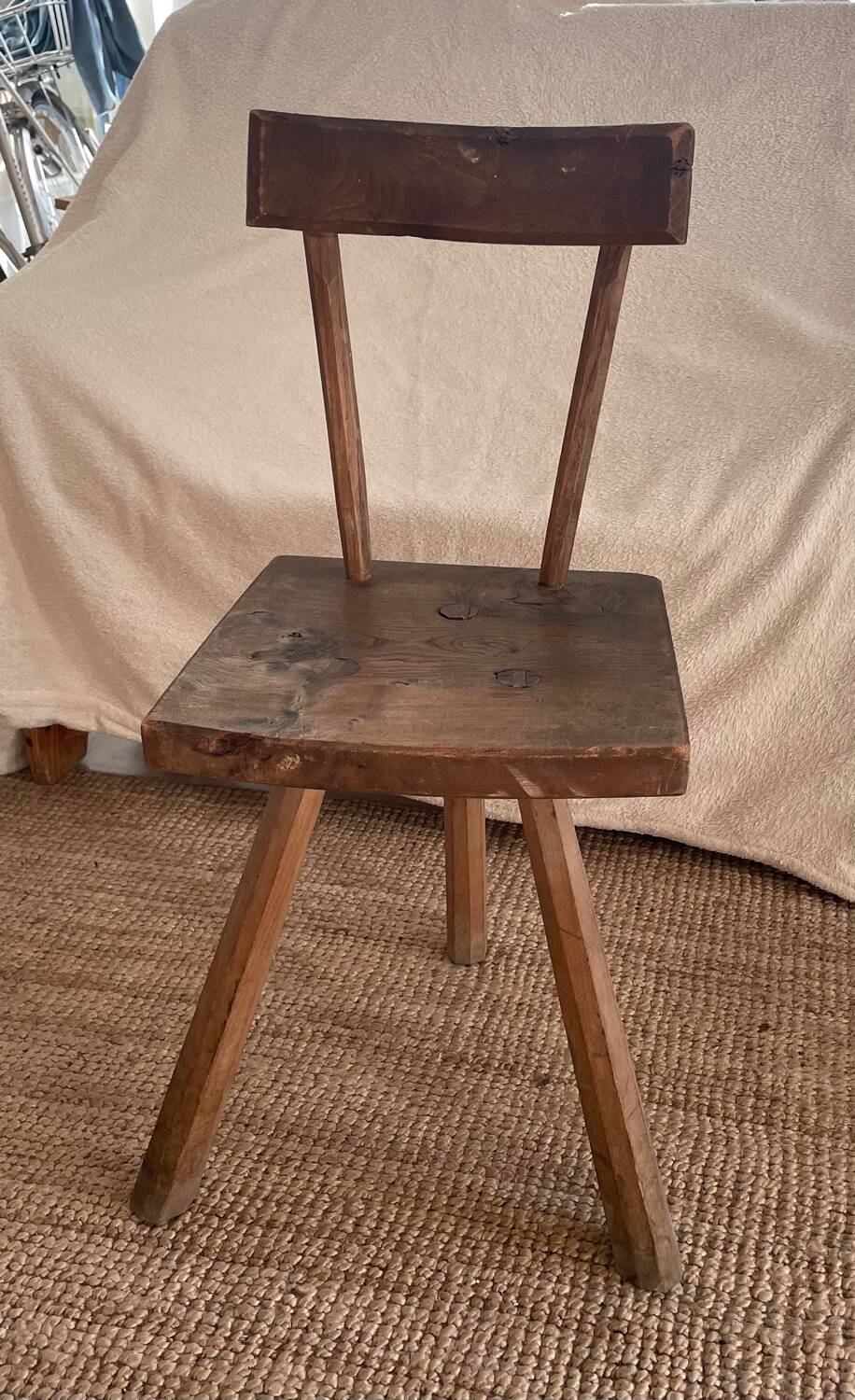 Chaises tripodes bois art brut