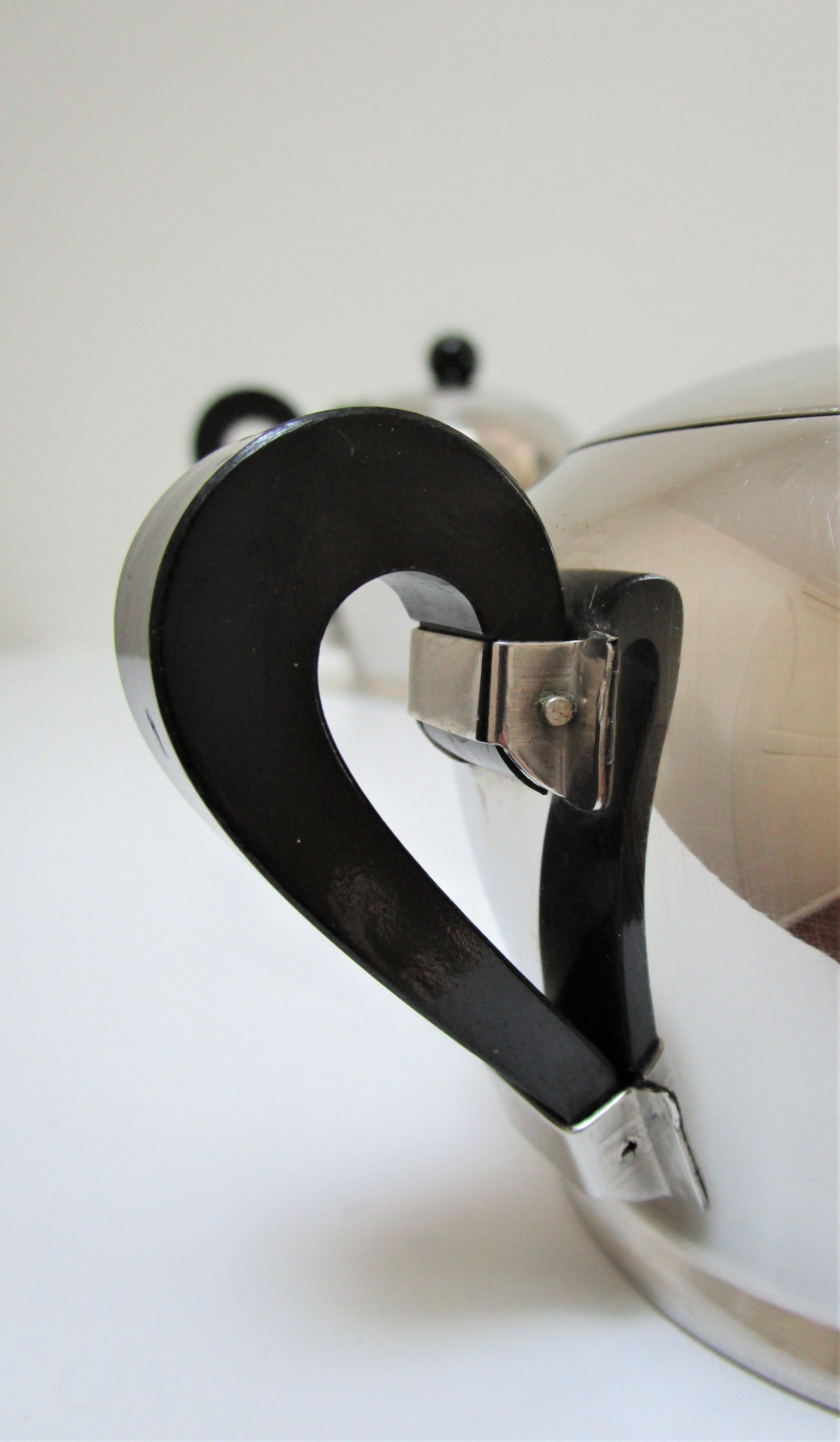 stainless steel tea service and vintage Bakélite Carlo Alessi