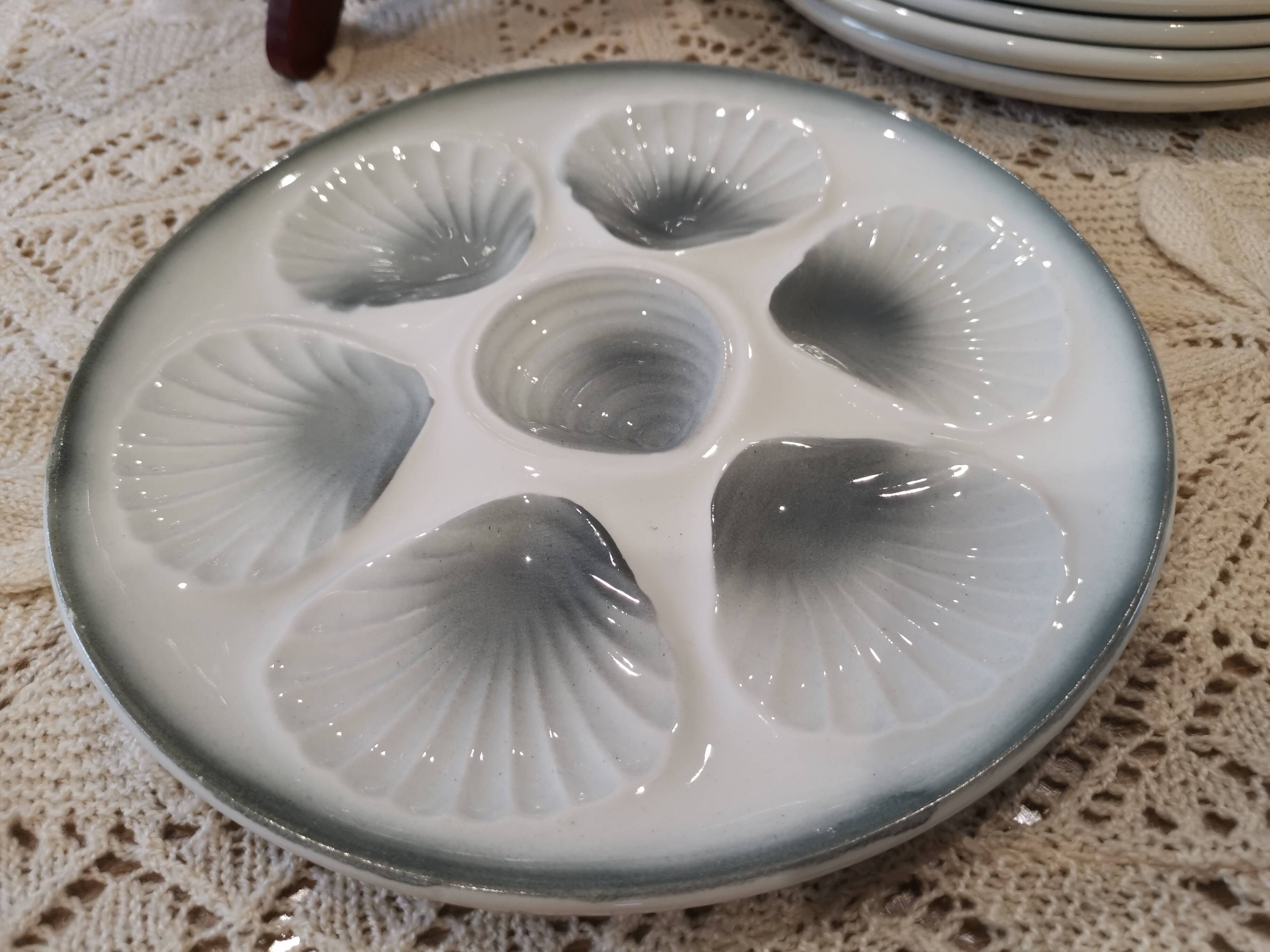 6 Moulin des Loups oyster plates in white and gray barbotine