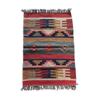Tapis kilim en toile de jute et coton. 60cm x 100cm