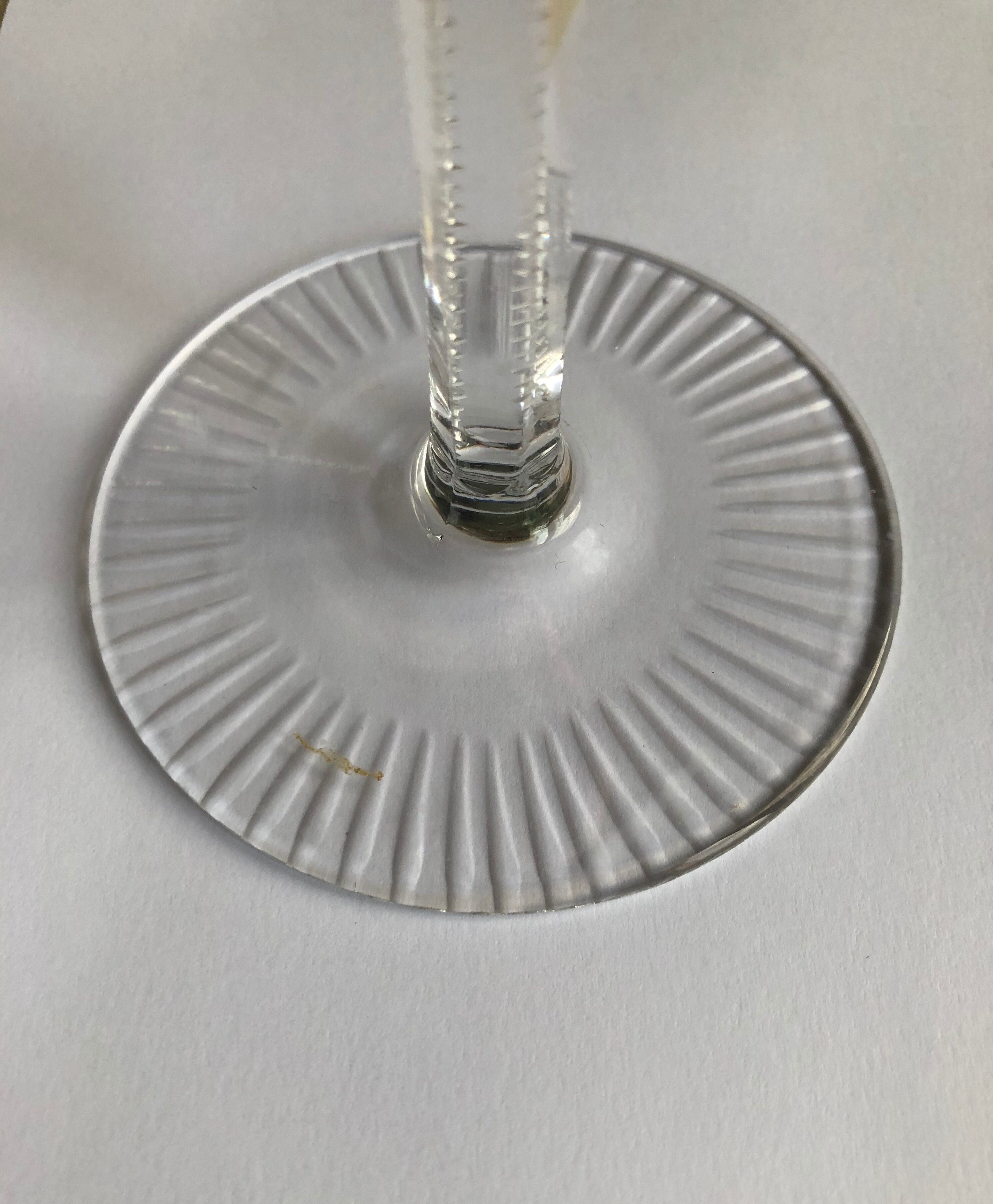 Ensemble de cinq verres à pied en cristal de couleur