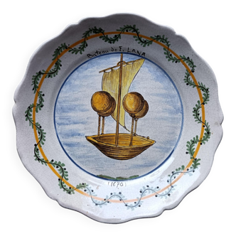 Assiette XVIII° festonnée avec motif engin volant