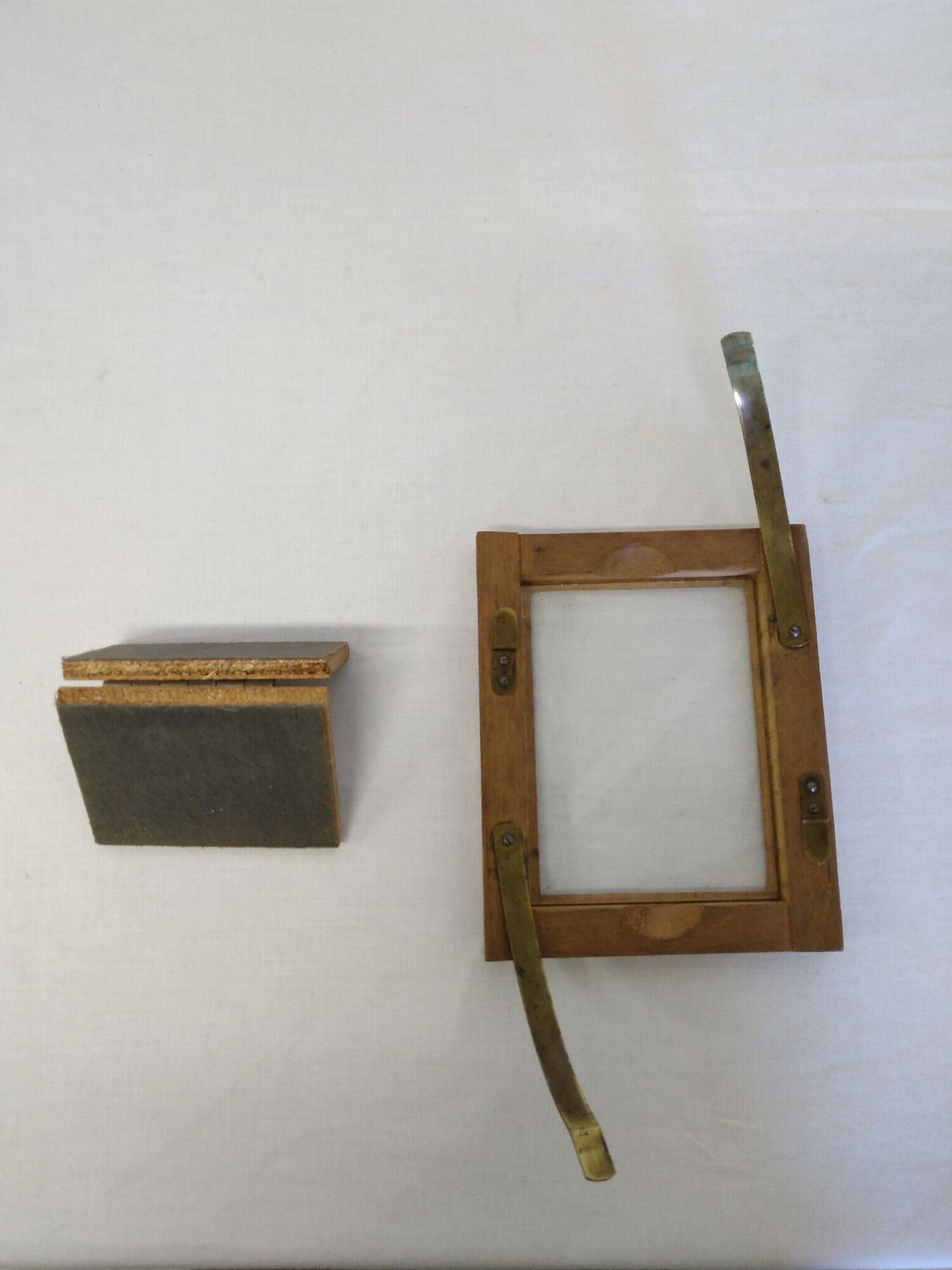 Photo frame in wood and glass