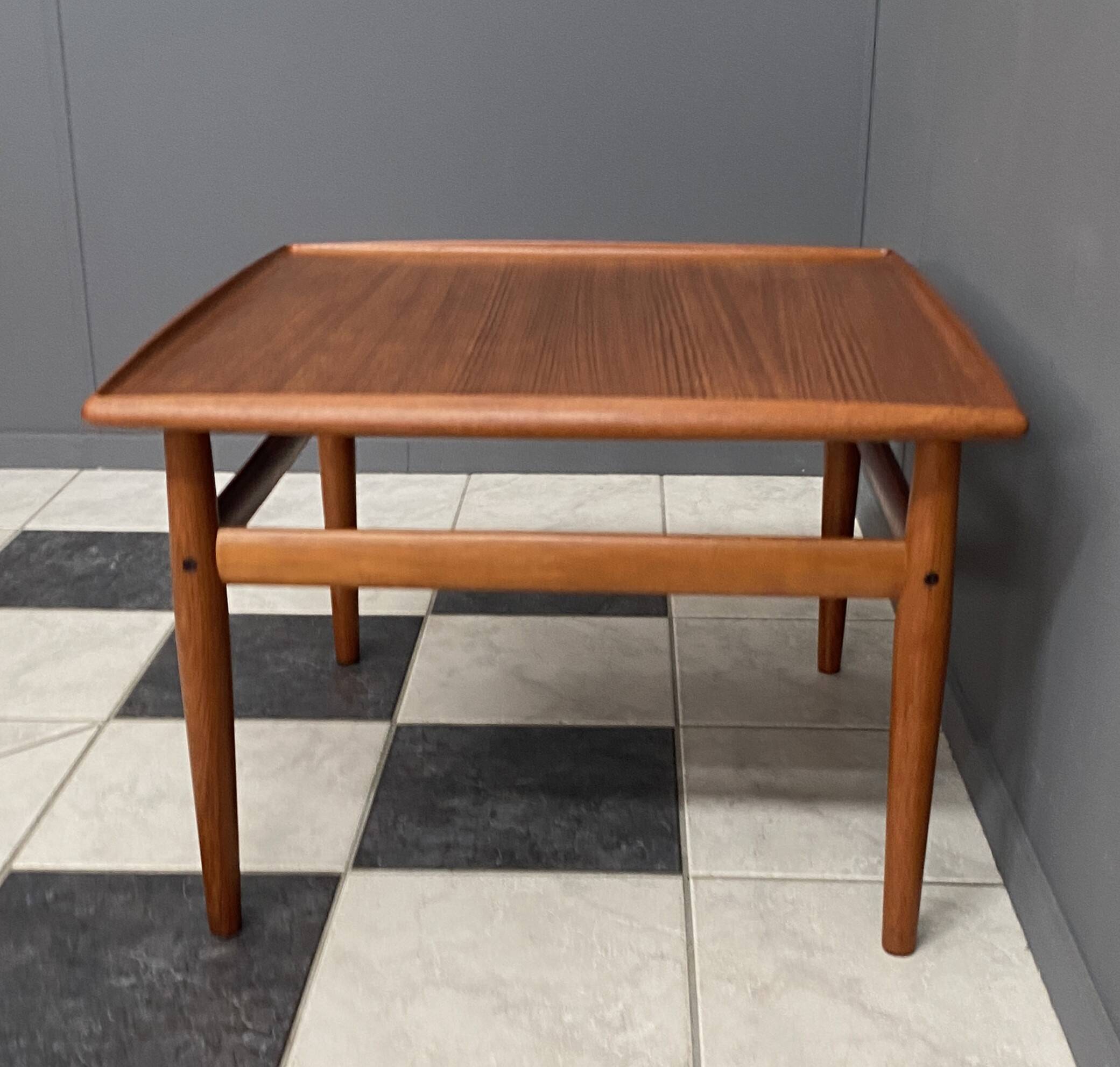 Table basse carrée en teck par Grete Jalk pour Glostrup Danemark années 1960.
