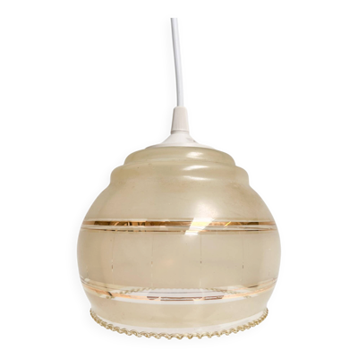 Lampe de plafond vintage beige avec des accents dorés, années 1960.