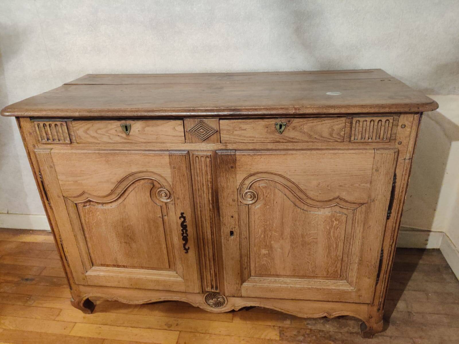 Wooden chest of drawers