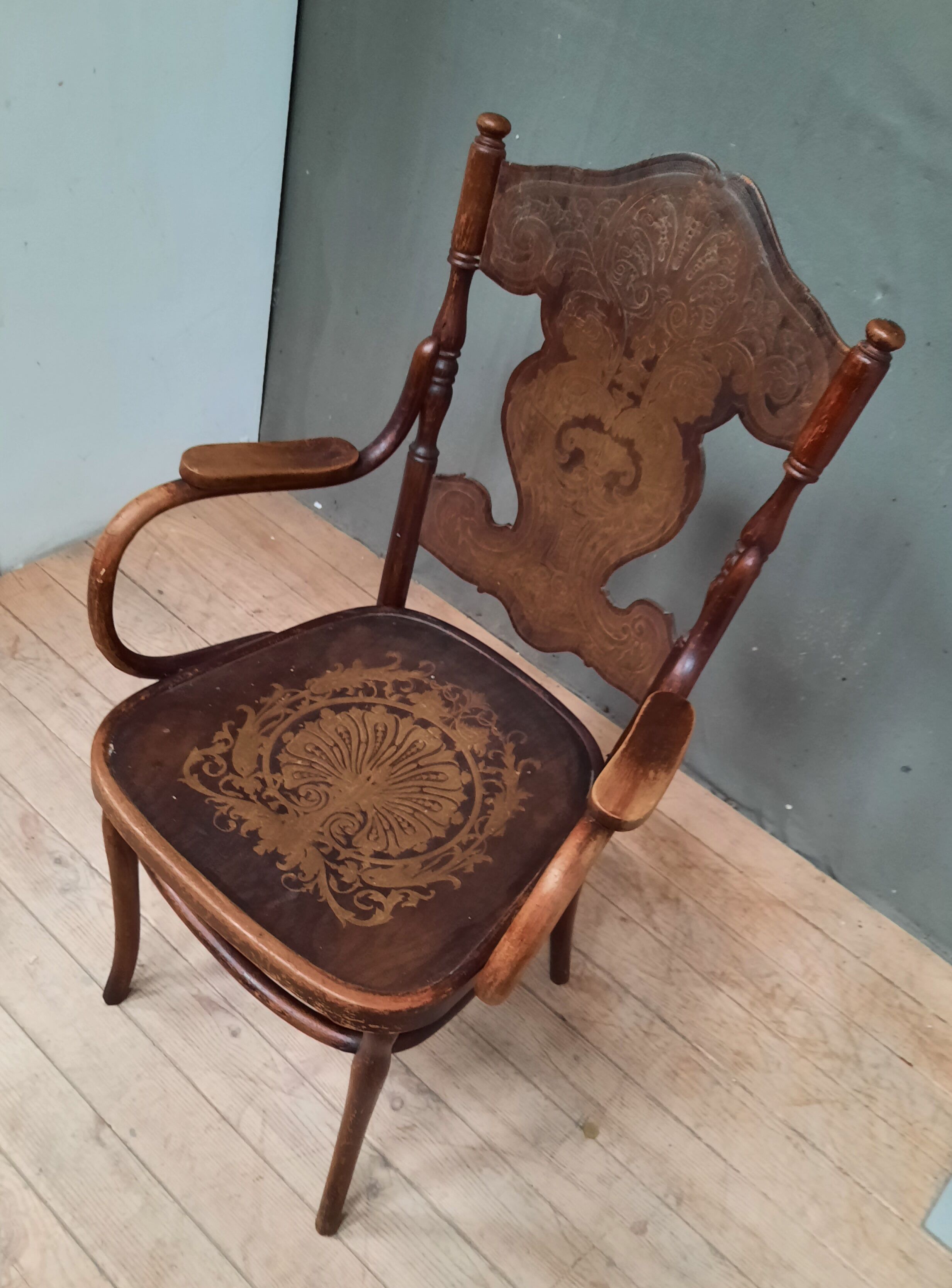 Curved wooden armchair Kohn