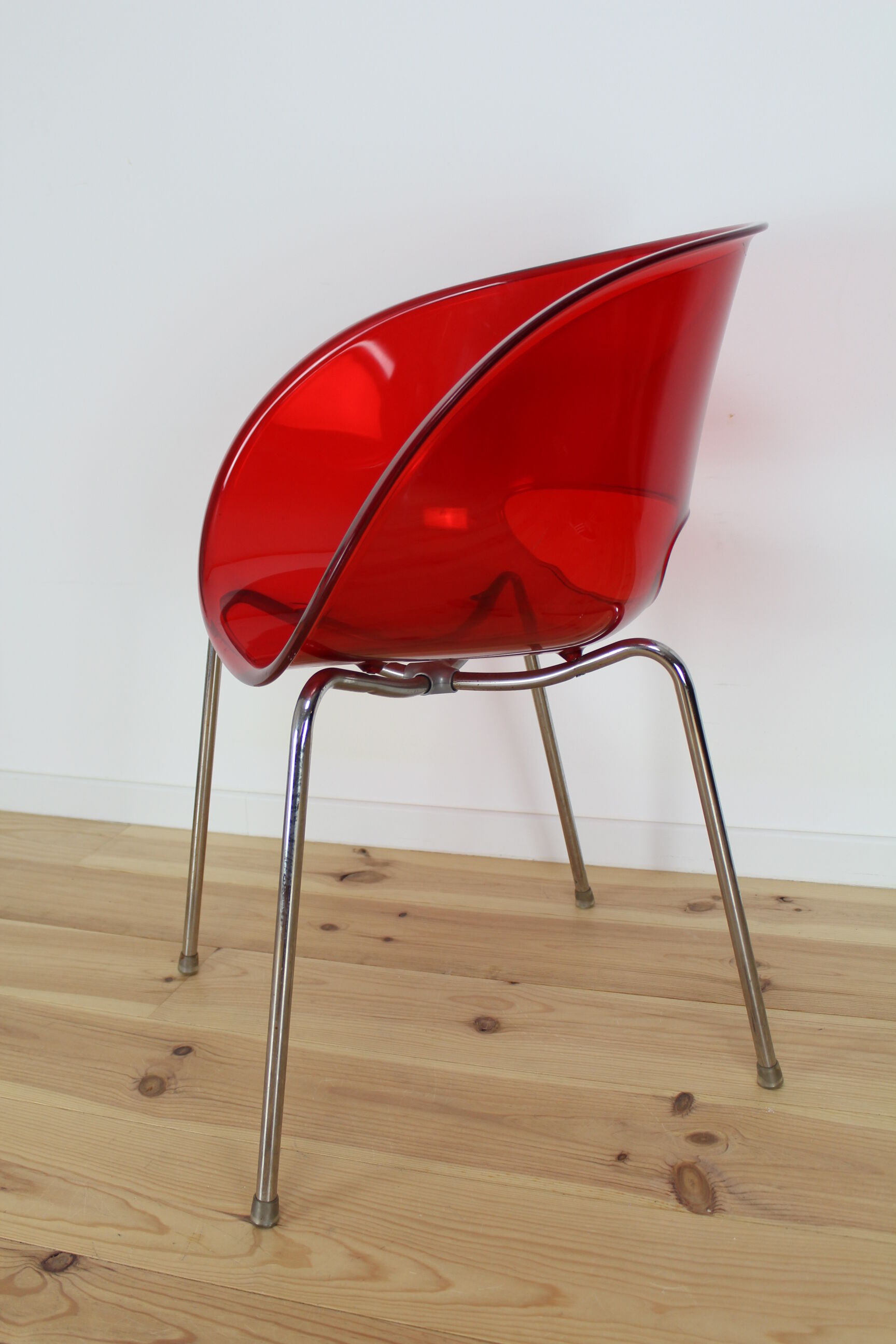 Sintesi Eye red plexiglass chair
