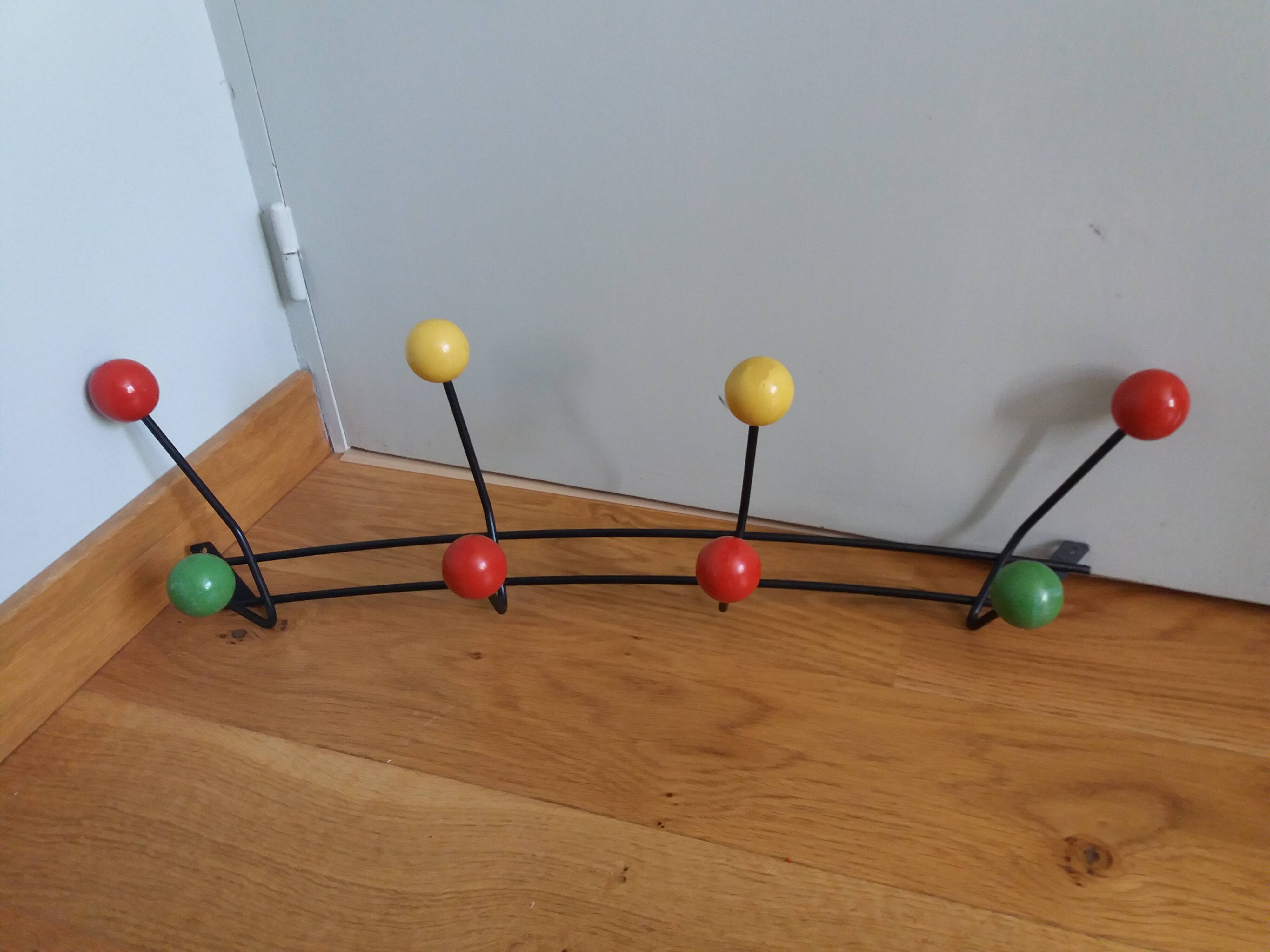 Ball coat rack