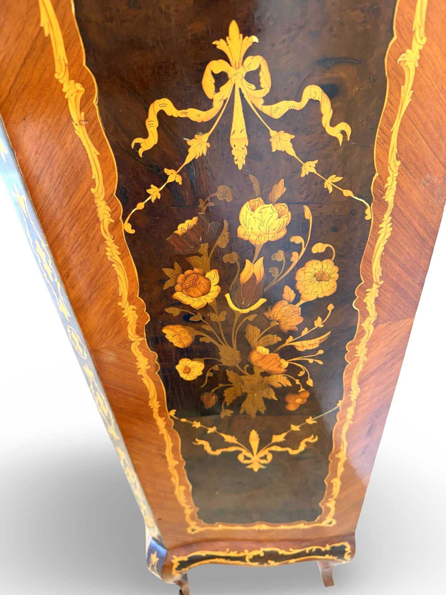 Wooden bedroom suite with inlays in mid-century Italian style, by Pacifici Prete, Rome.