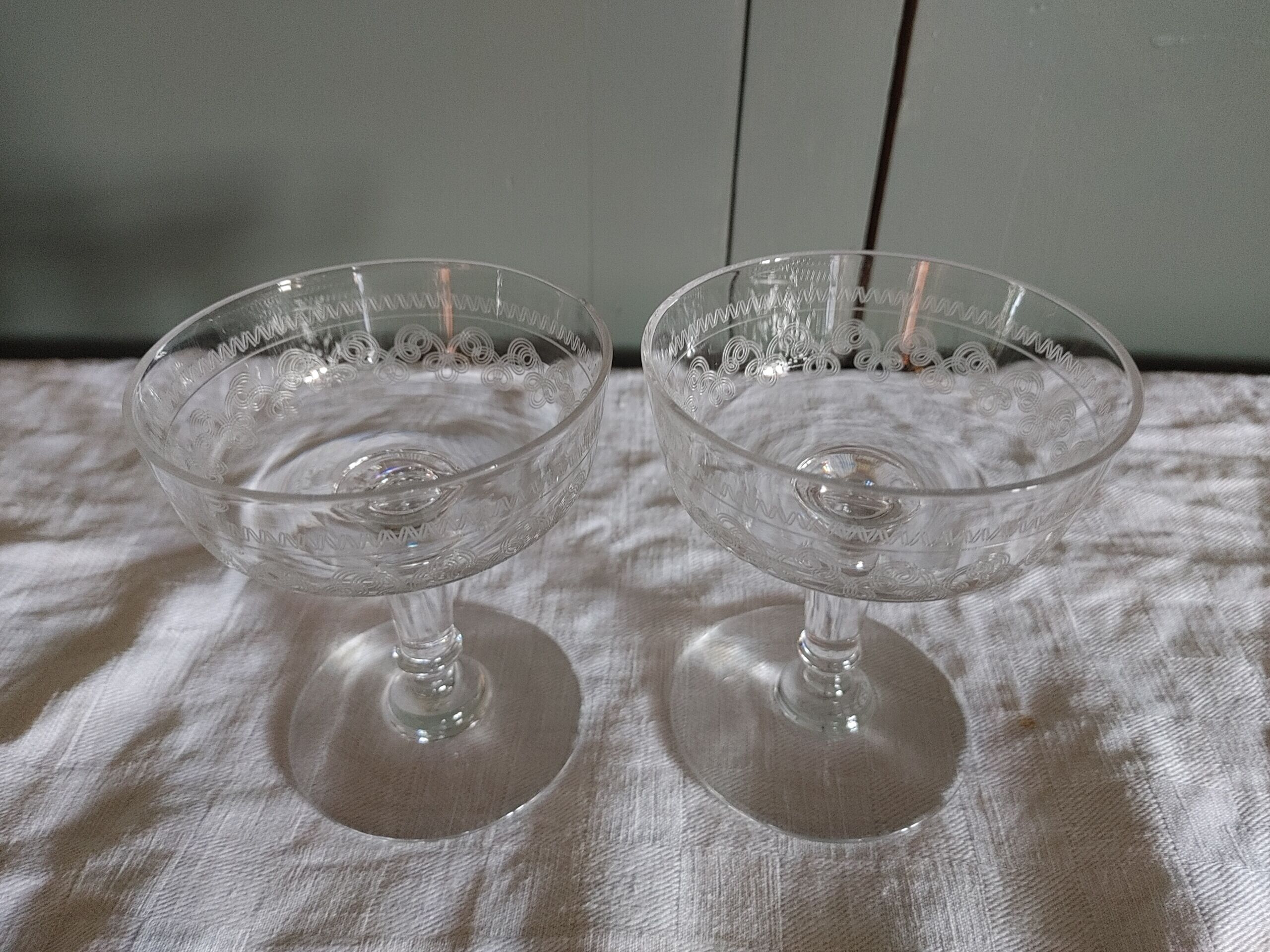 2 Coupes à champagne en cristal de Baccarat beau modèle gravé vers 1900