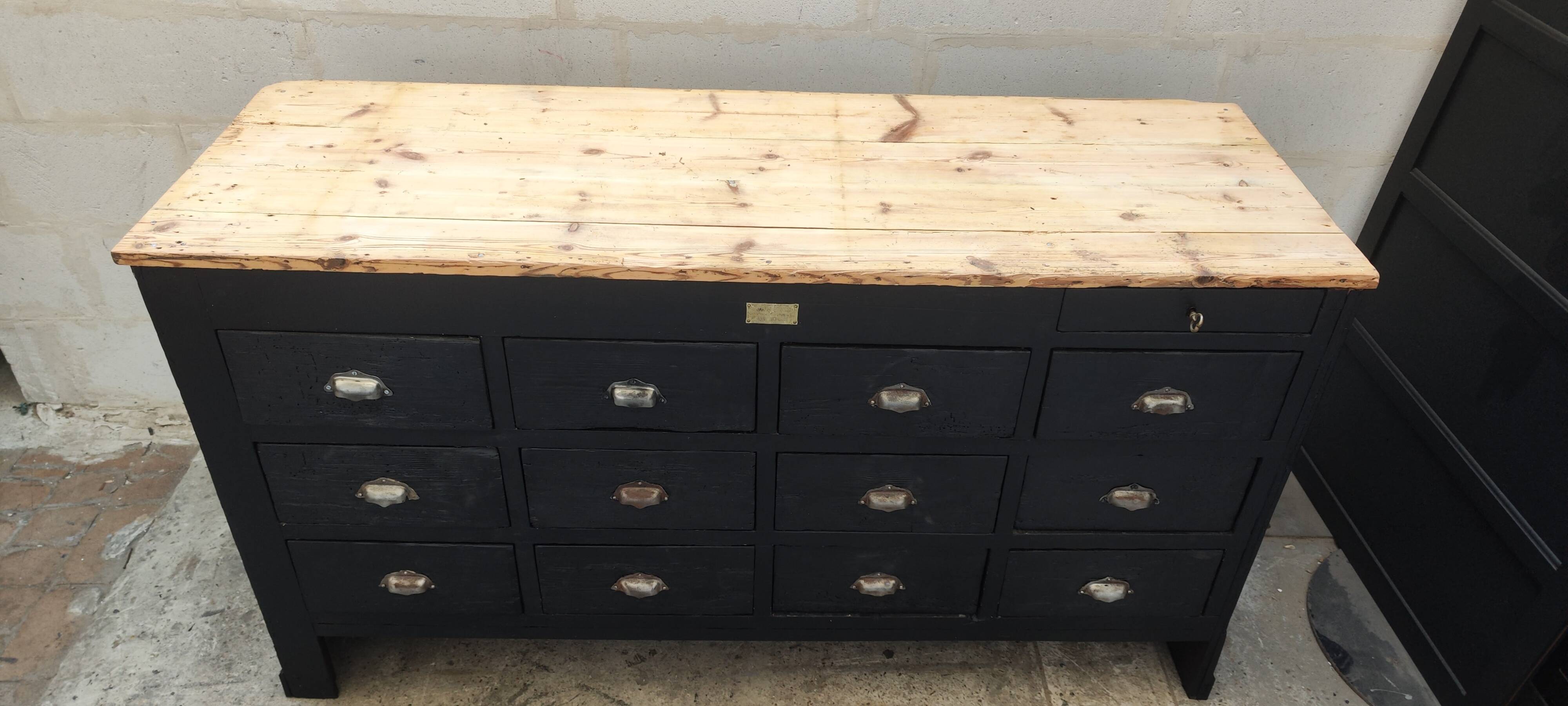 Ancien comptoir à tiroir patine noire