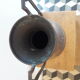 Vase amphore en laiton cuivre style art déco sur piédouche avec anses motif floral