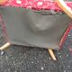 Fauteuil scandinave en bois et tissu rouge