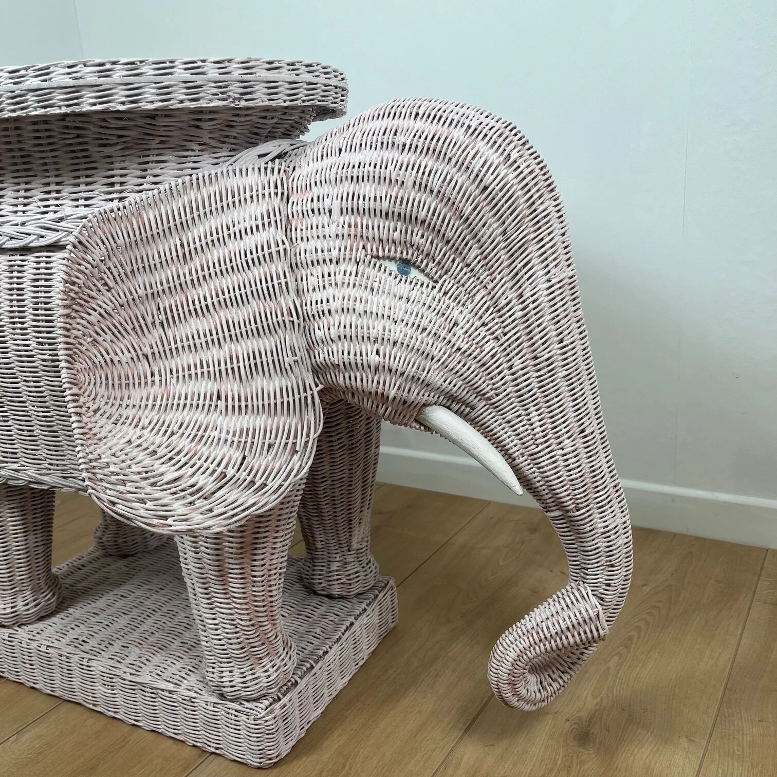 Vintage side table in rattan in the shape of an elephant, attributed to Vivai del Sud, Italy, 1960 - 1970.