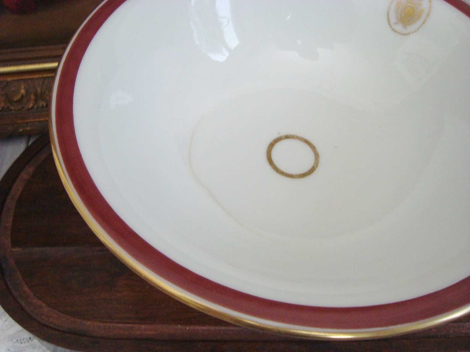 Porcelain standing fruit cup