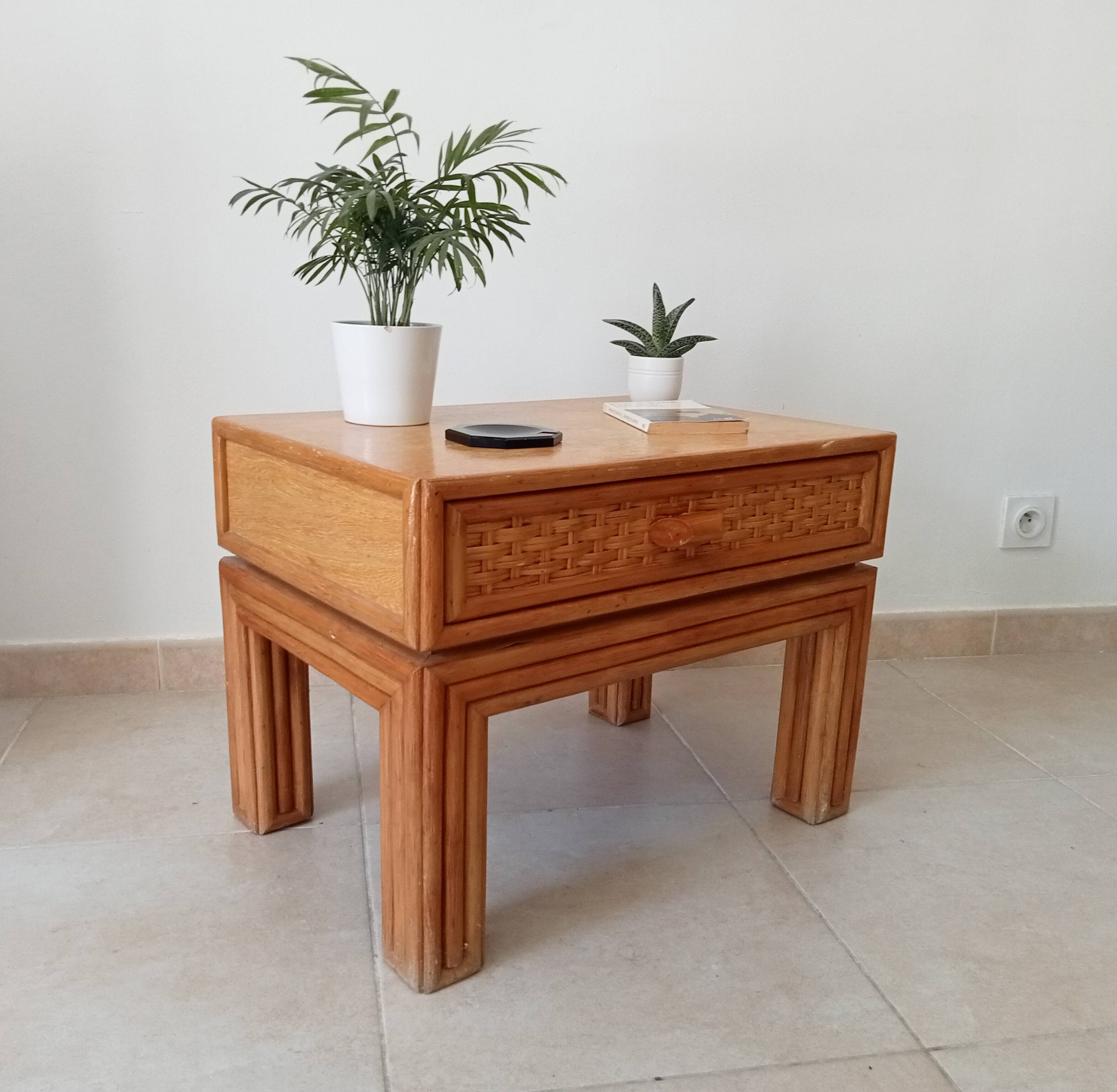Vintage side table in bamboo and rattan from the 1970s.