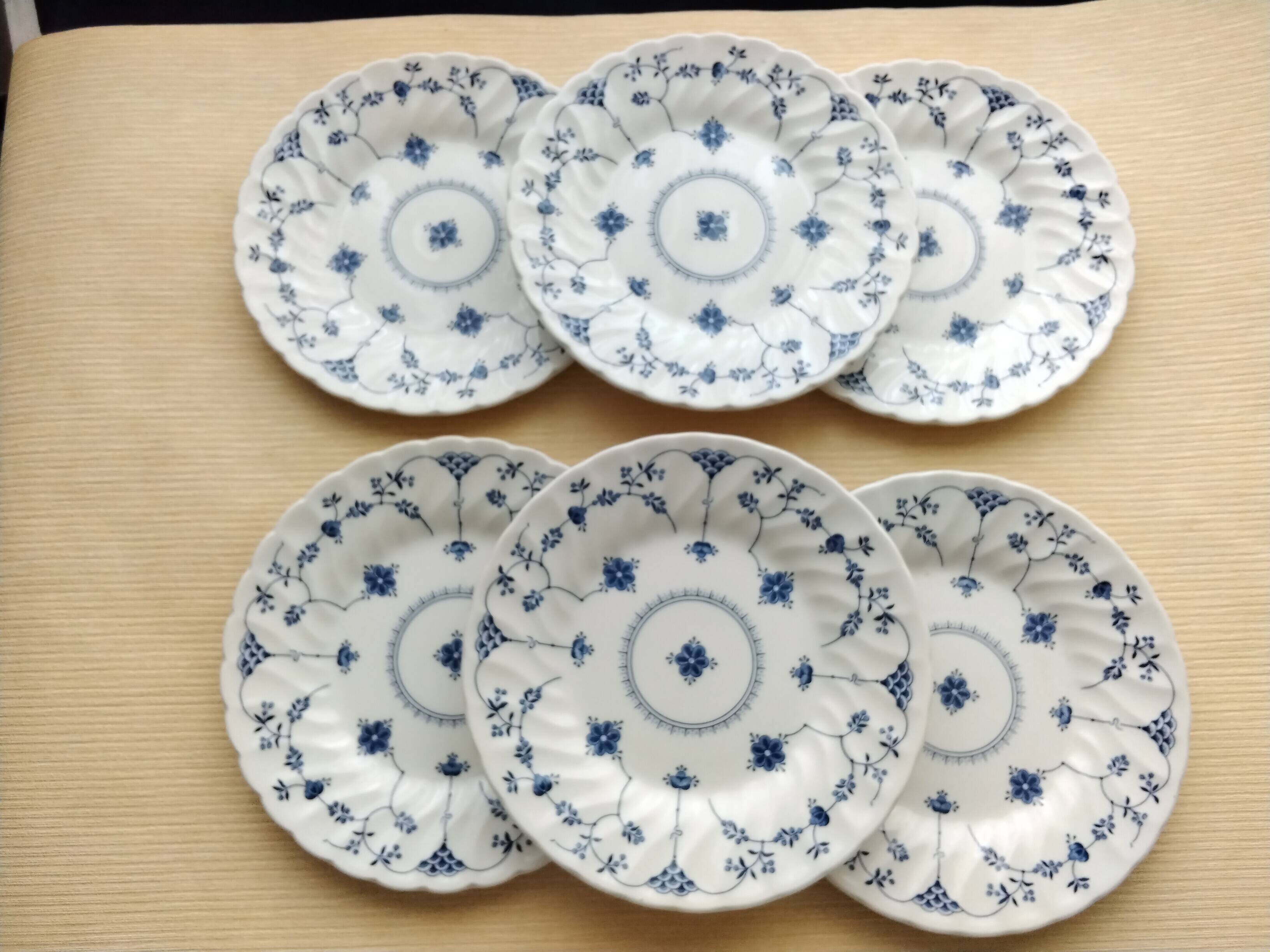 6 Churchill English Porcelain Dessert Plates Finland Pattern
