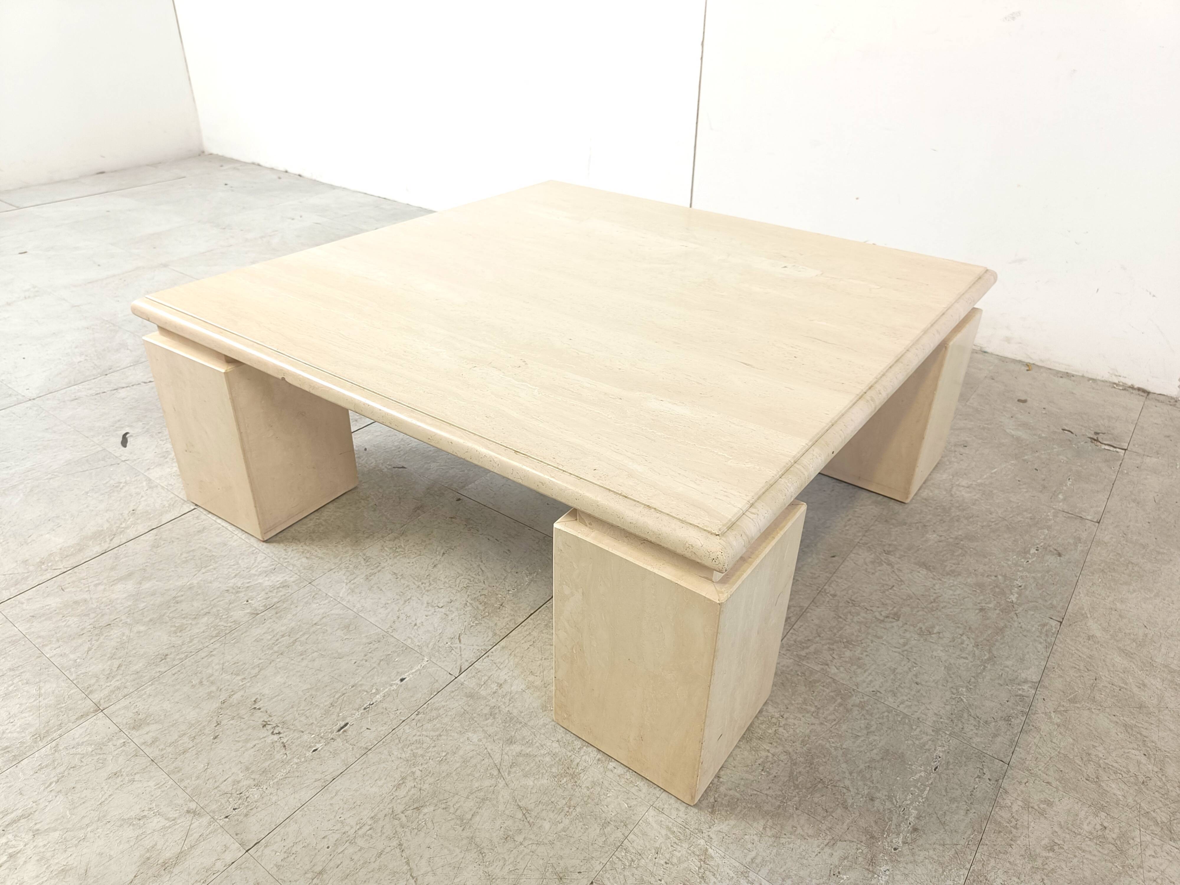 Table basse en travertin années 1970, Italie