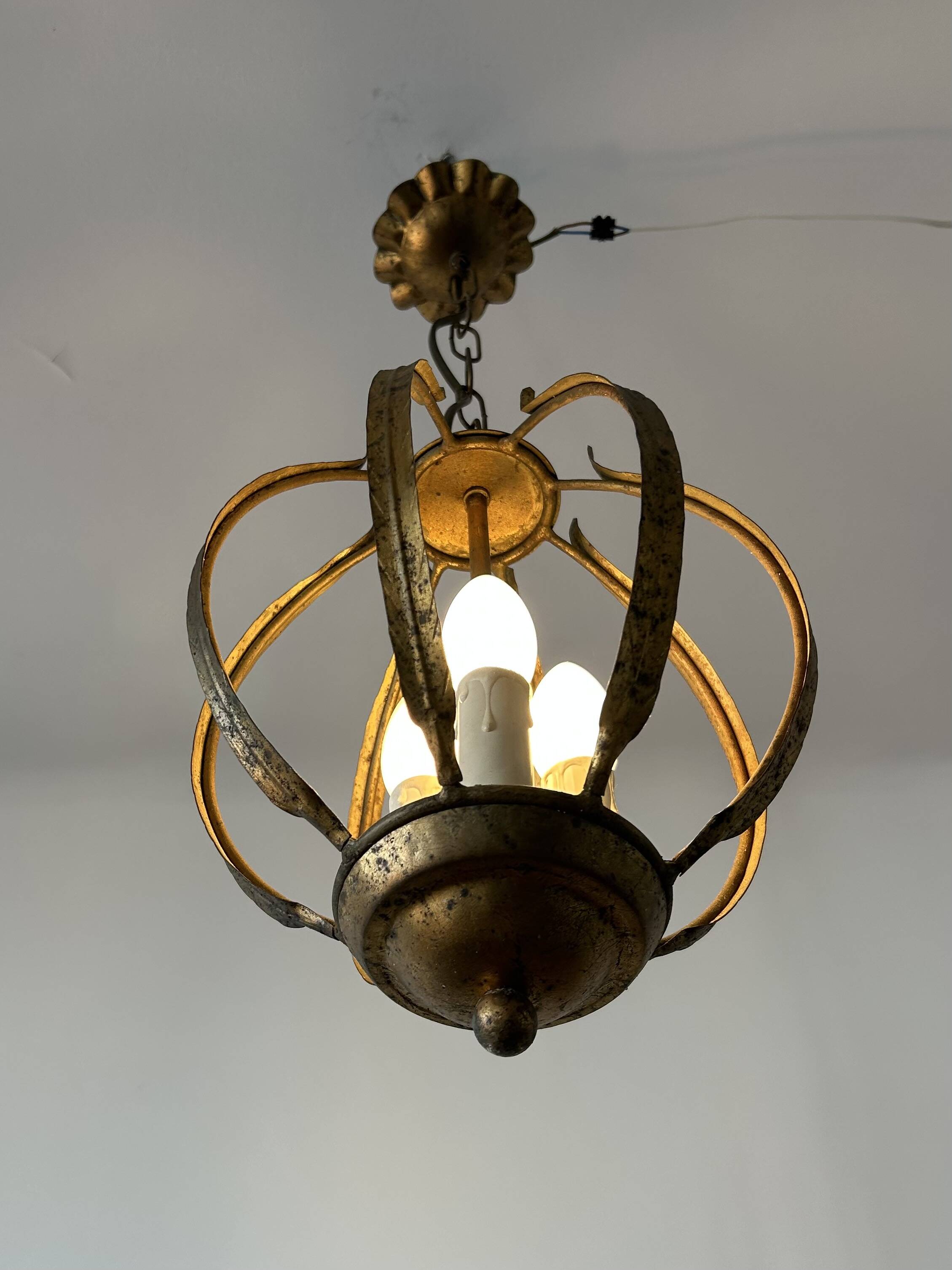 Chandelier, antique gold metal suspension.