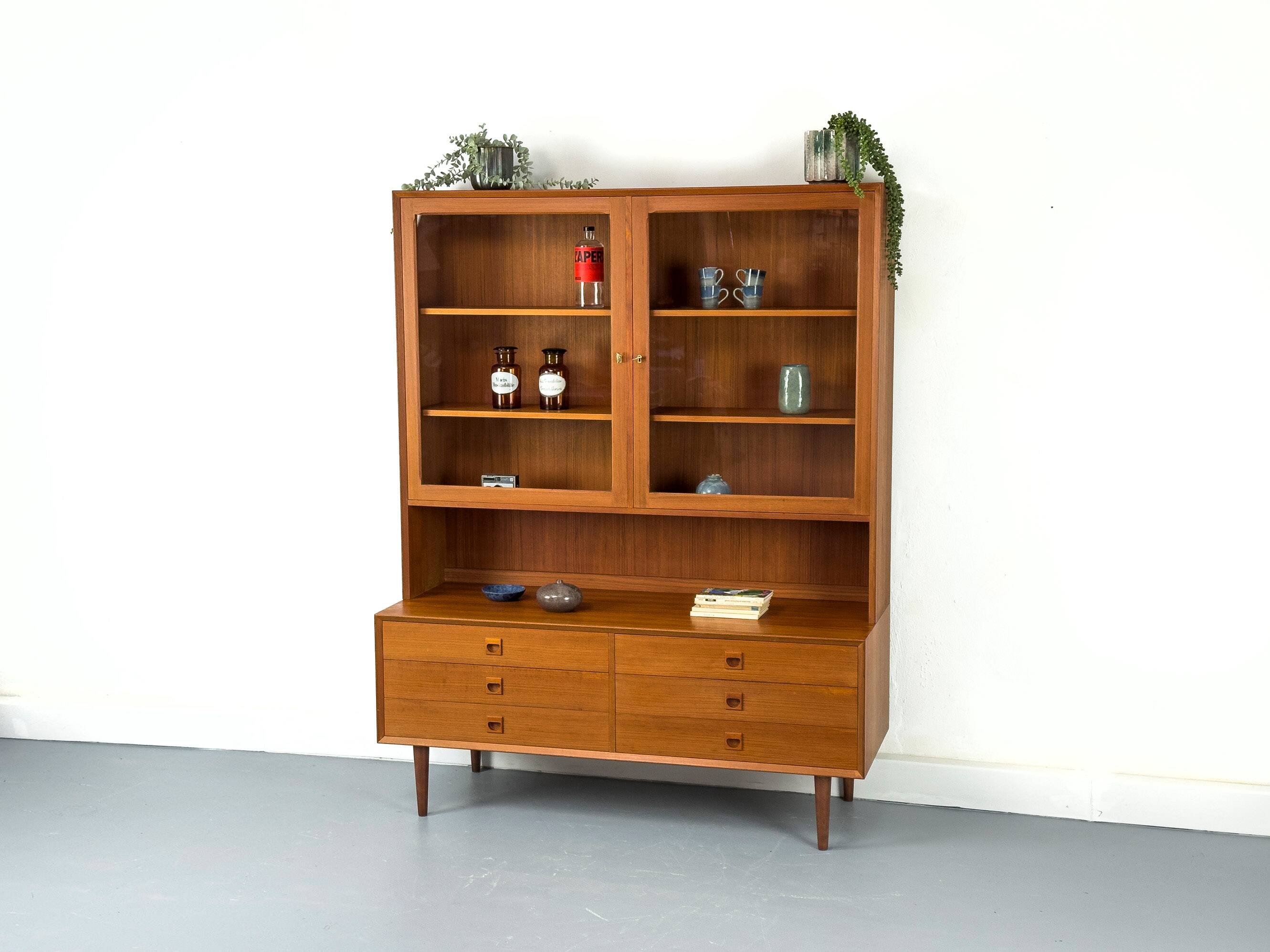 Buffet en teck avec portes en verre par Brouer Møbler, années 1960.