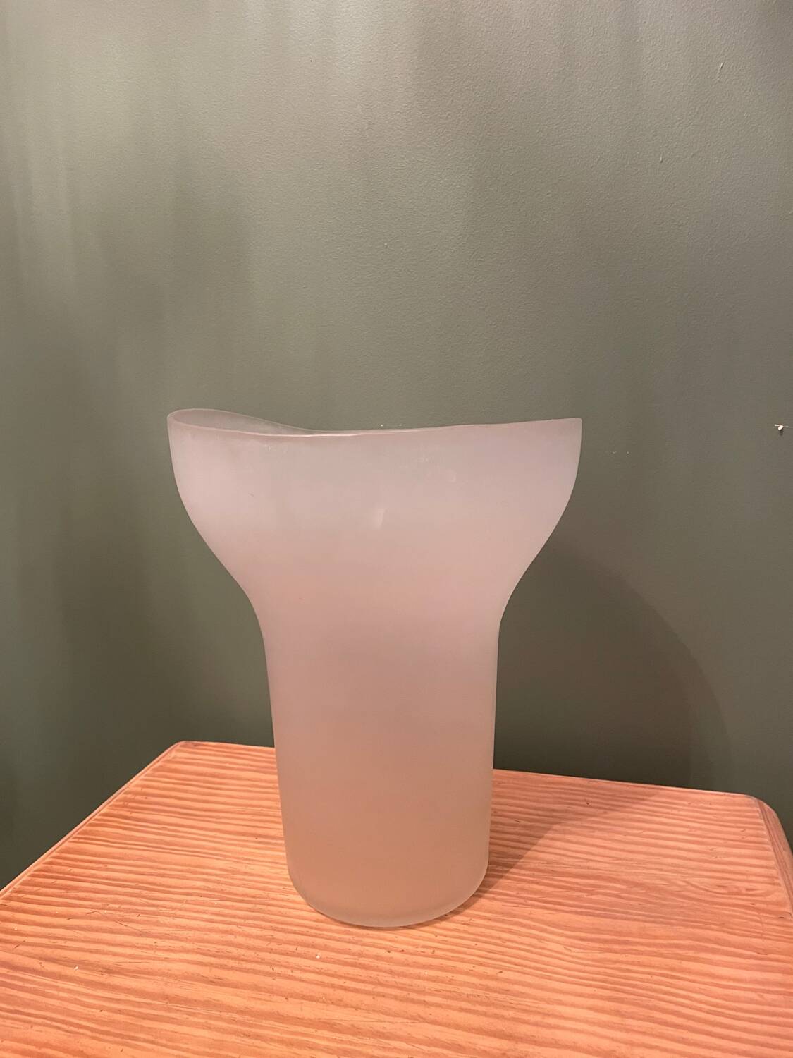 Vase adymetrique en verre opque