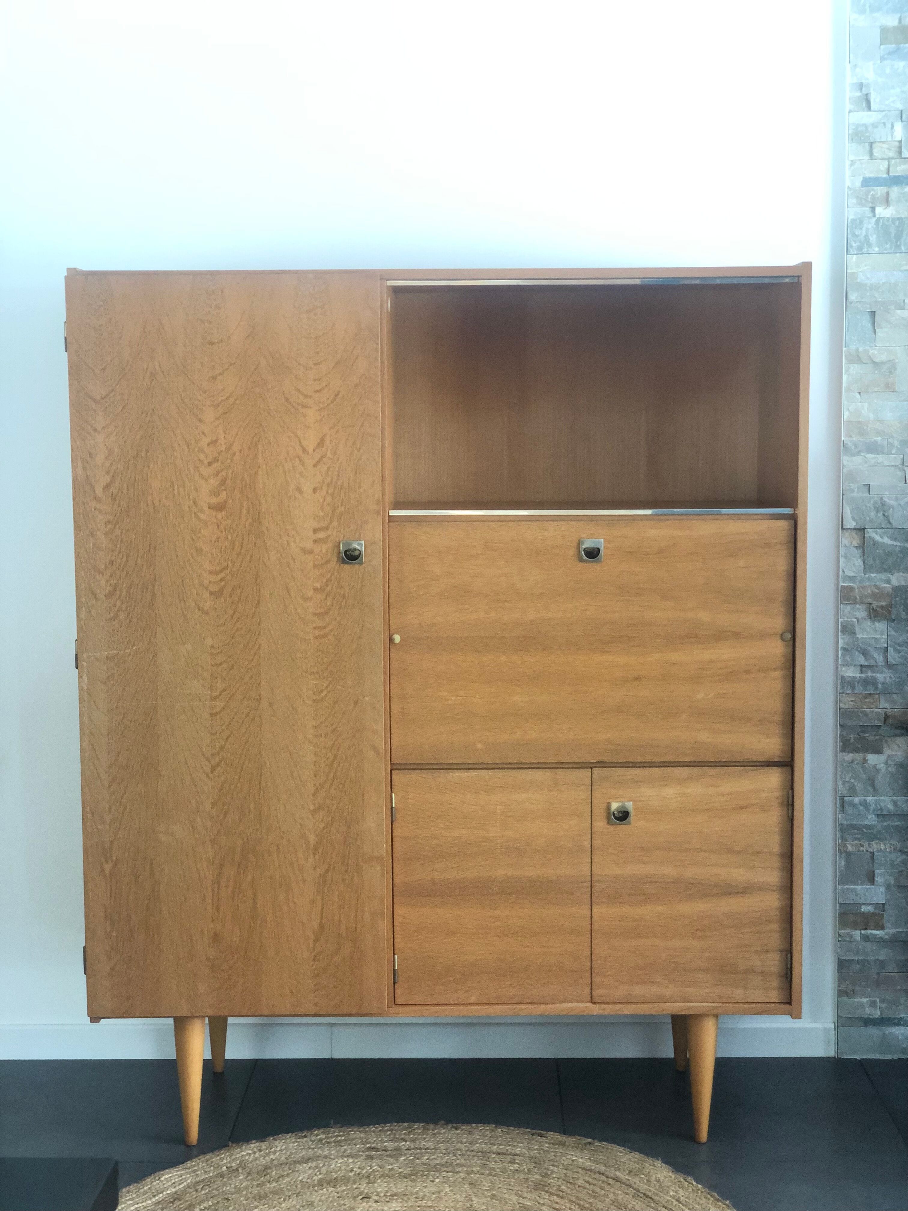Wardrobe secretary