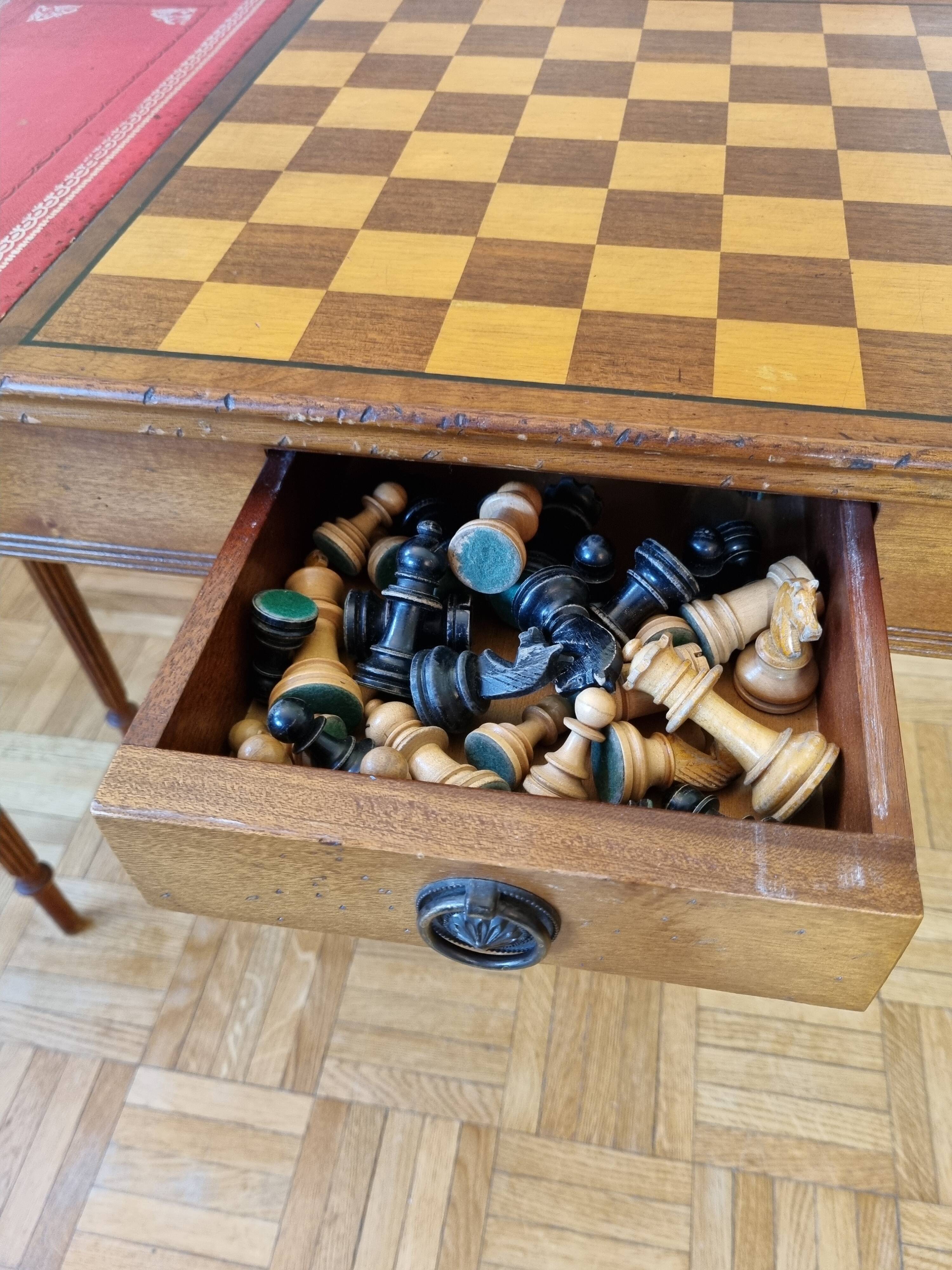 Louis Philippe style chess table and chess game with leather and wood tablets