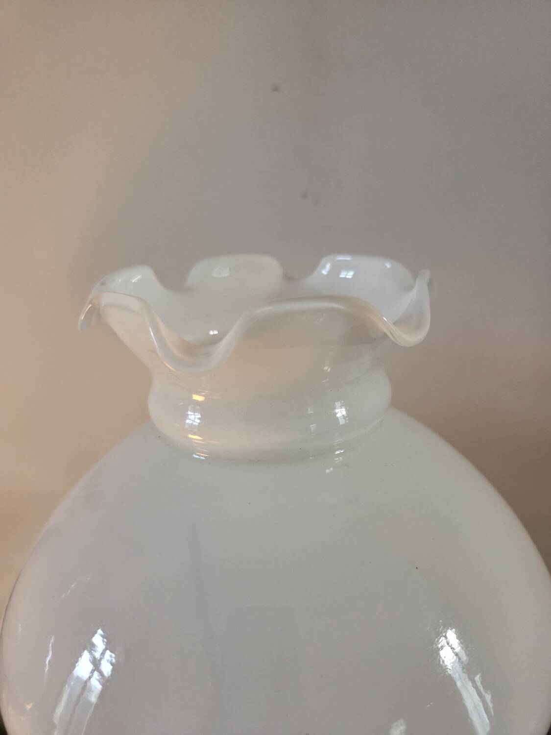 Paire de lampes anciennes en opaline et laiton