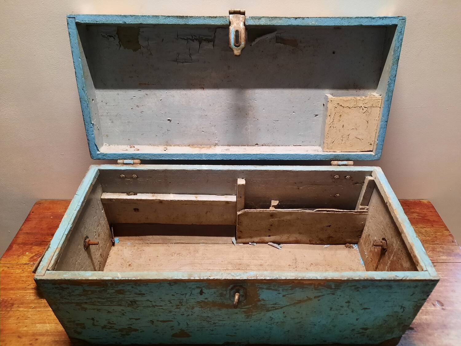 Malle ancienne en bois patinée bleue