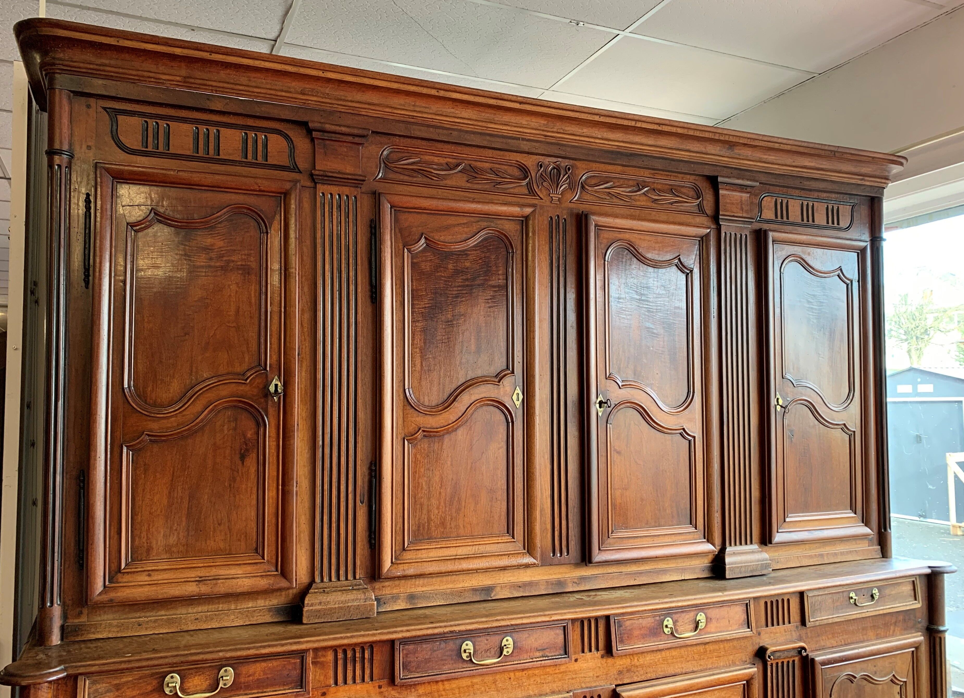 Buffet of castel period Louis XV in massive walnut region North Lyonnais