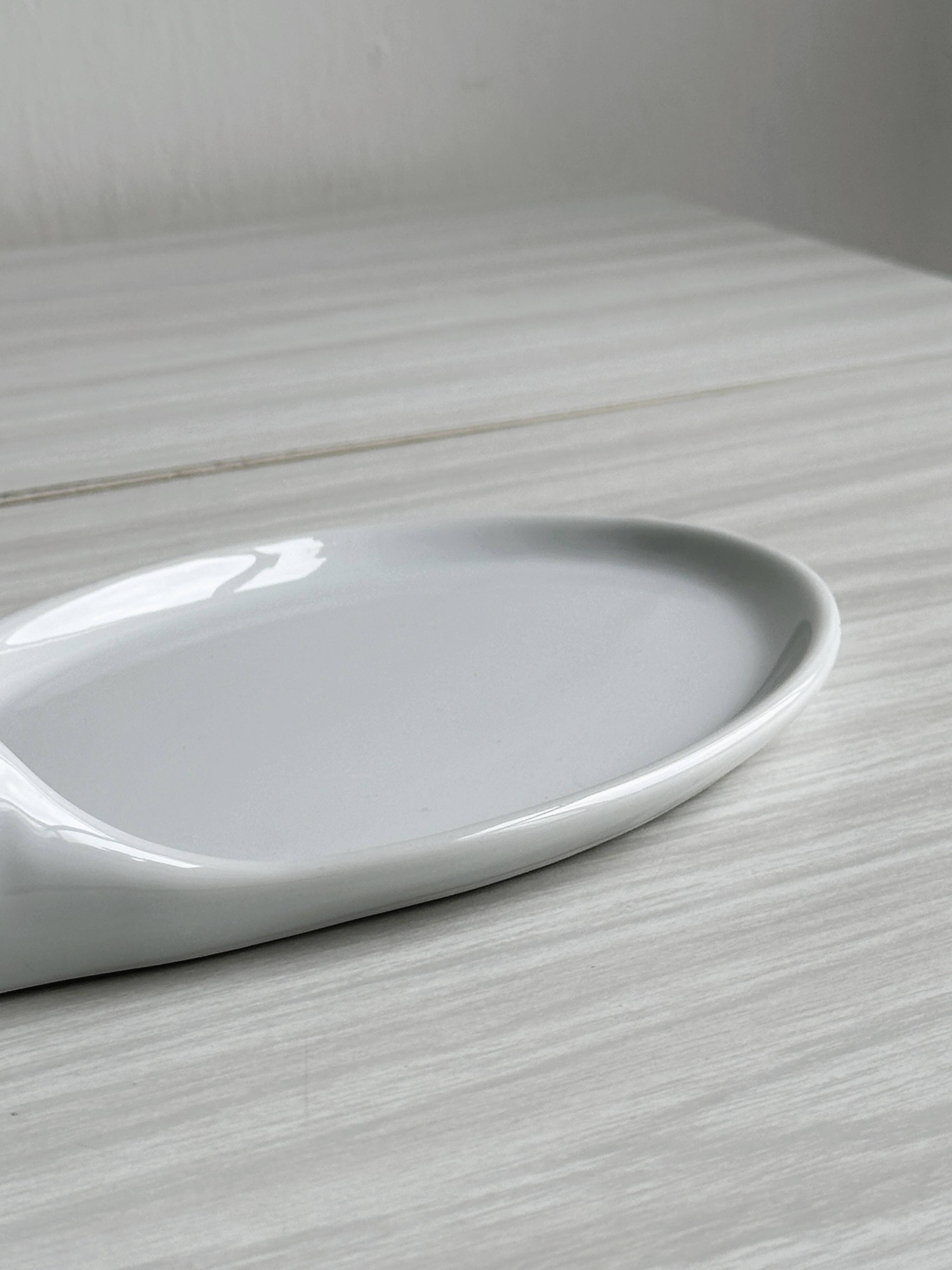 Plat en porcelaine blanche Avignon en forme de chèvre.