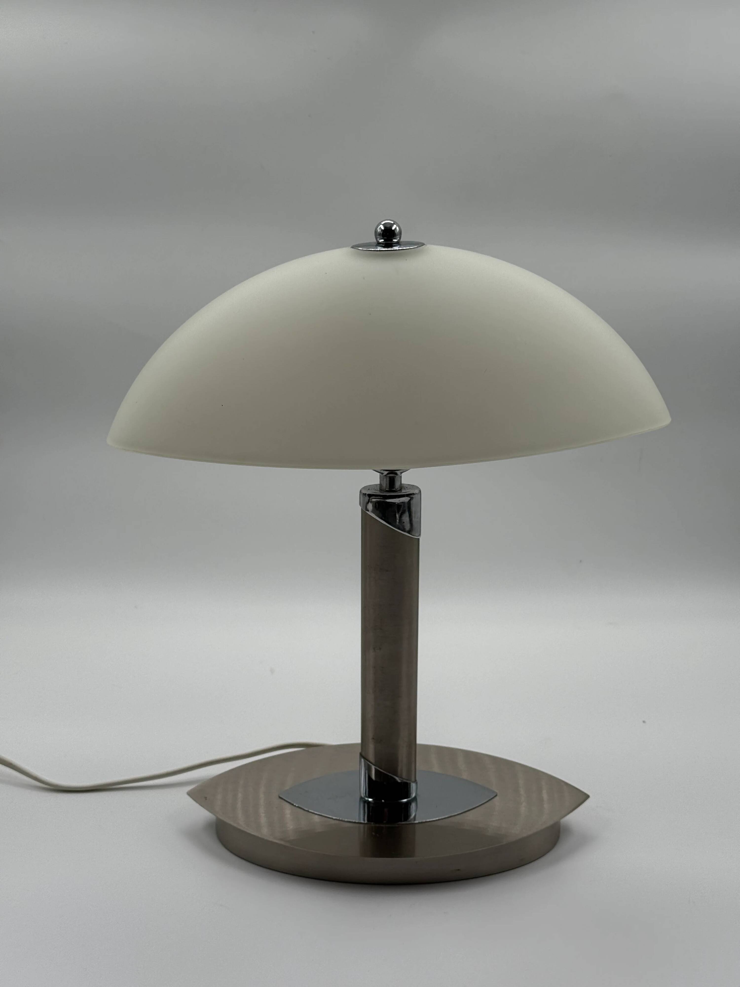 Lampe à dôme en opaline et acier Mid-Century