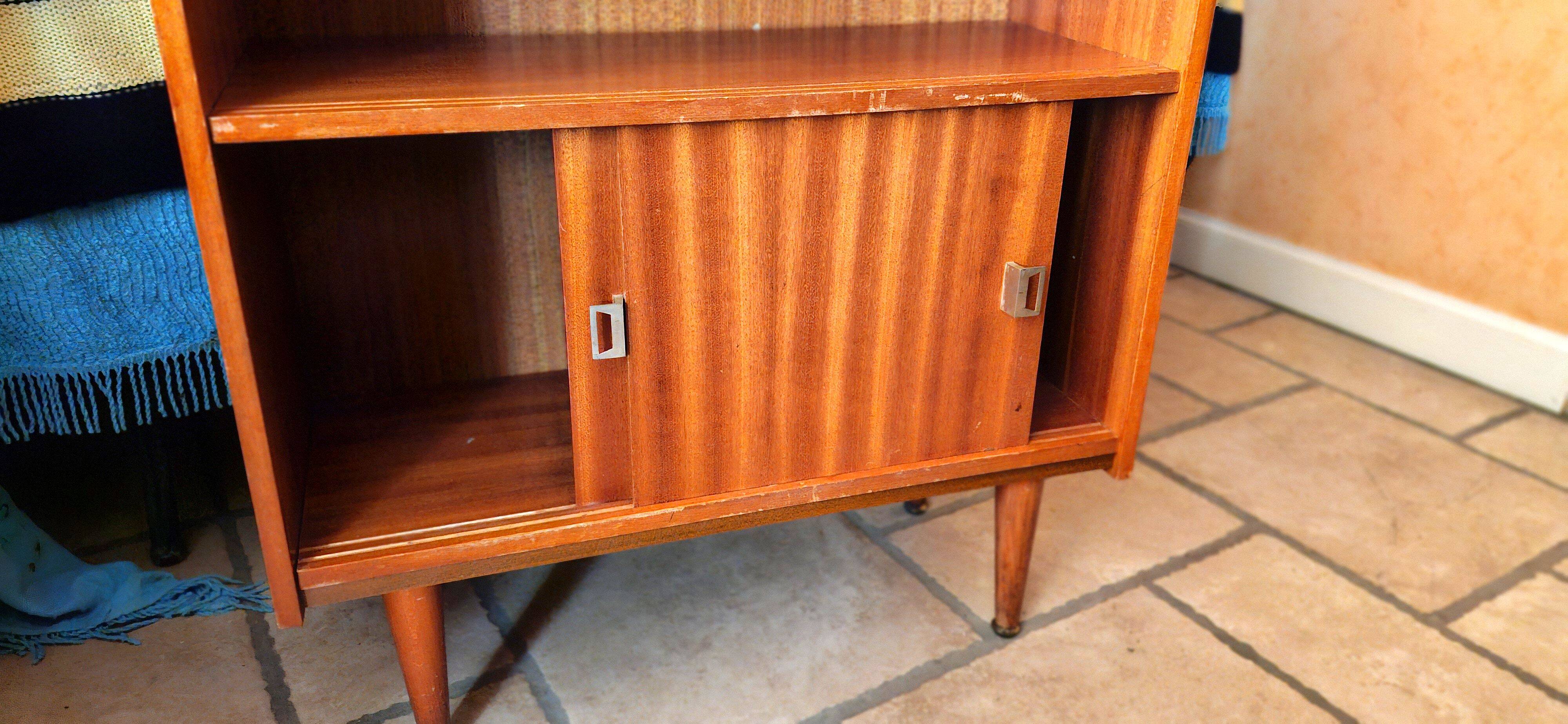 Vintage: Wooden display cabinet with 5 shelves, 4 wooden legs.